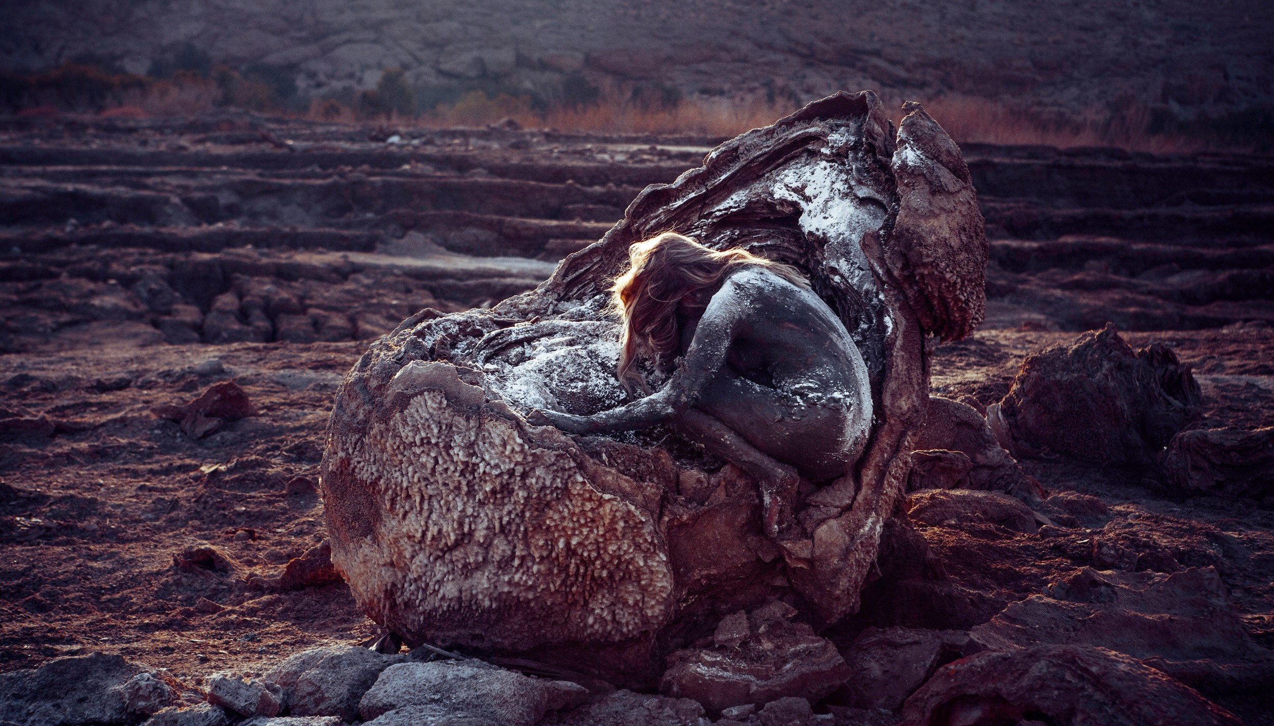 Free photo A woman covered in mud