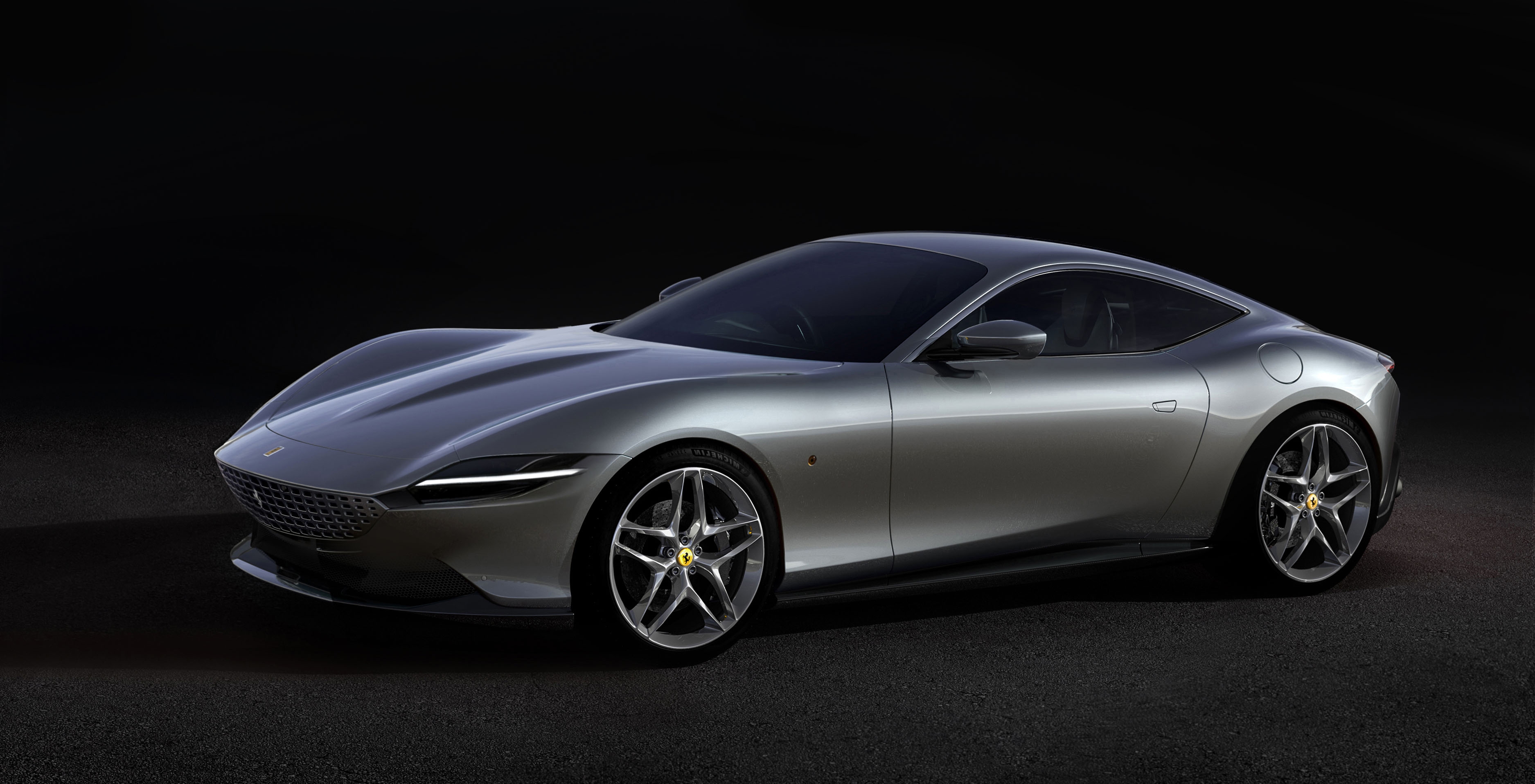 Бесплатное фото Pininfarina серого цвета на черном фоне