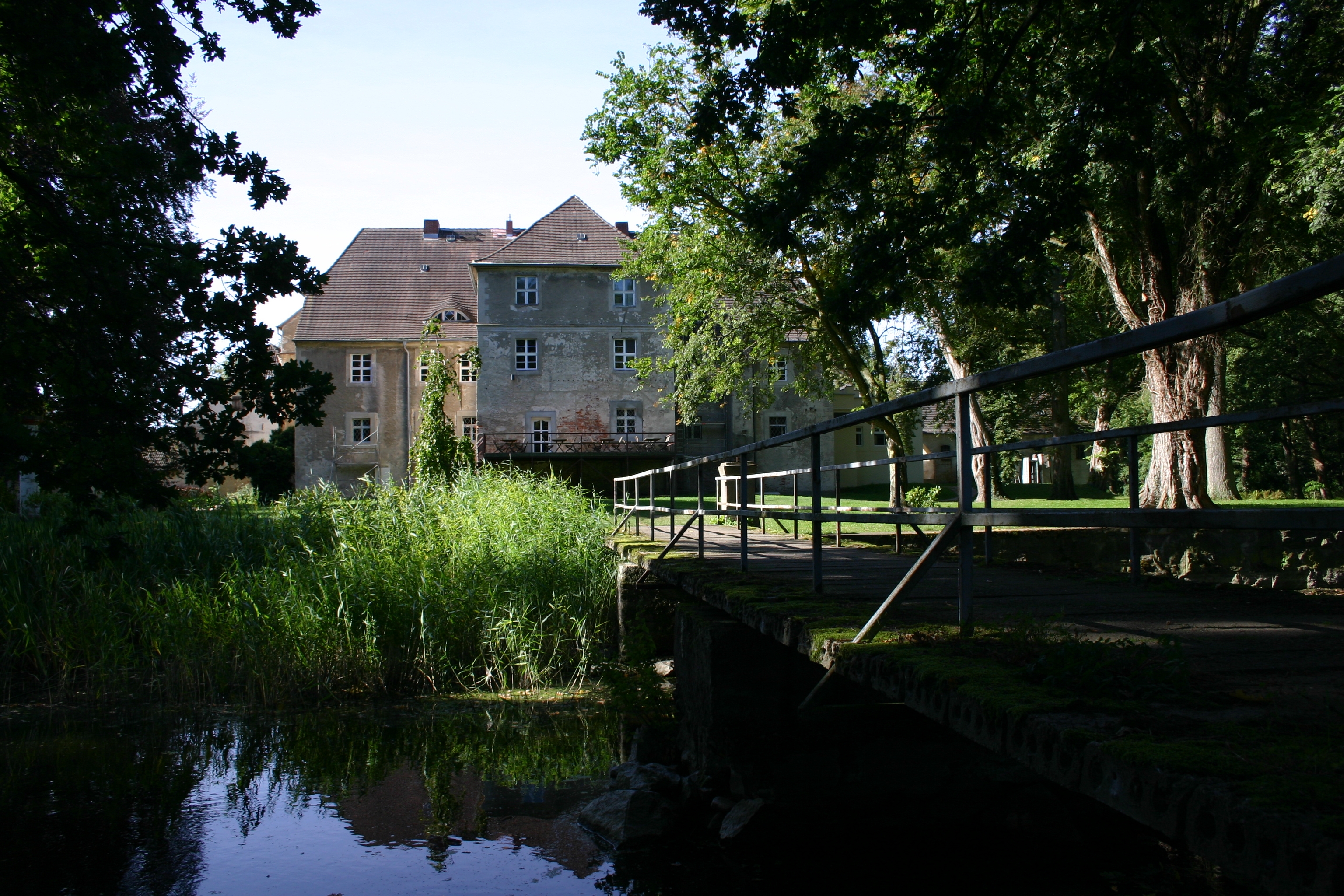 Free photo The old wooden bridge at the forgotten house