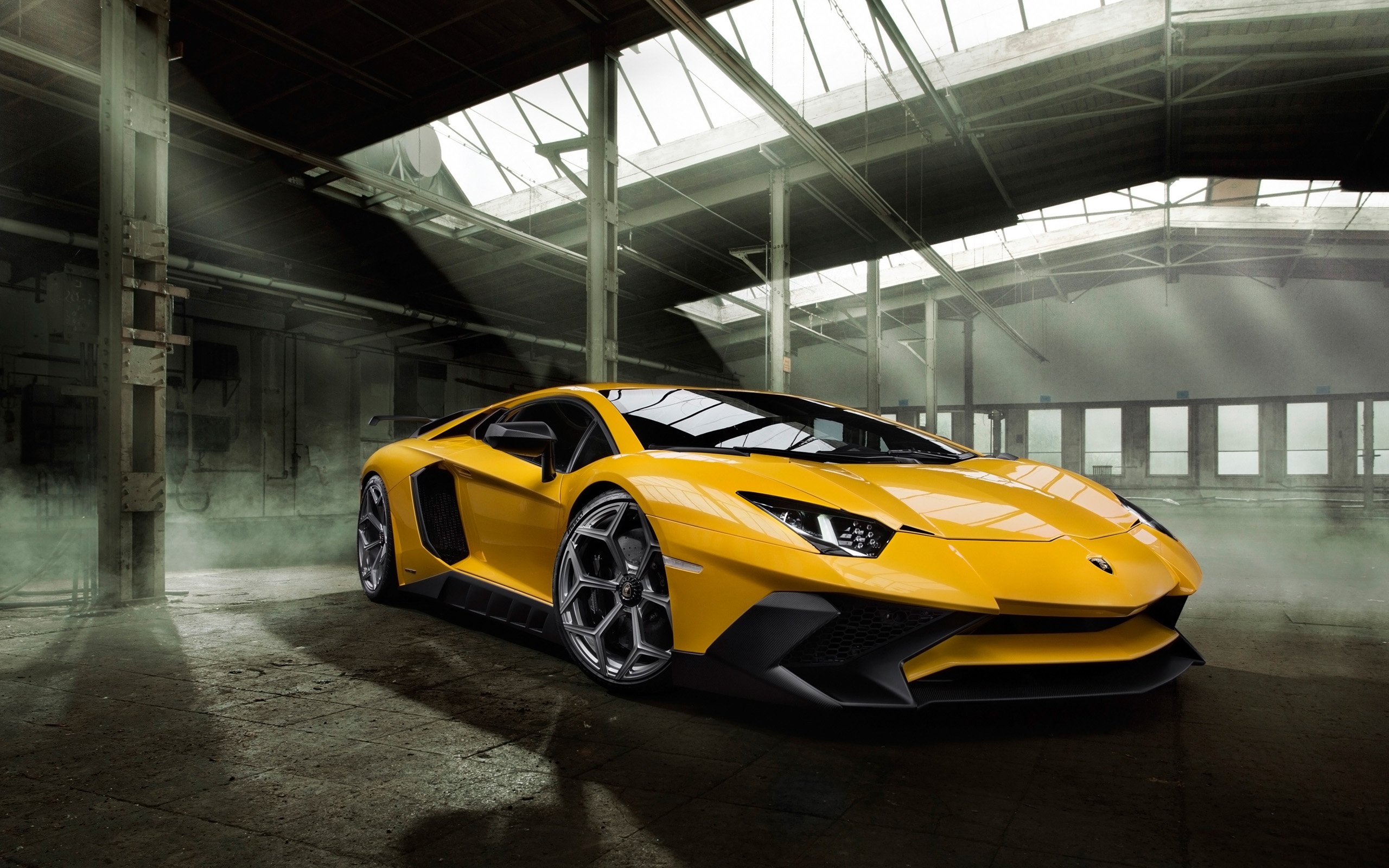 Free photo Yellow lamborghini aventador in a big bright hangar