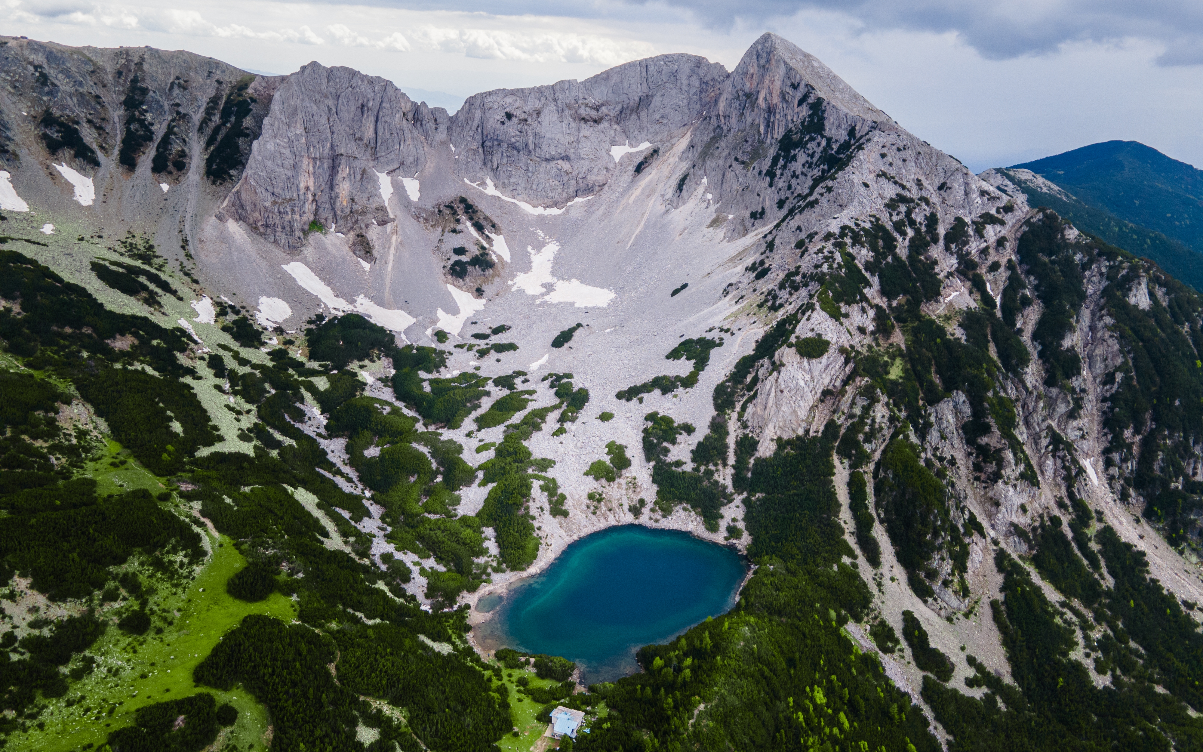 Free photo A small lake at the foot of a snow-covered mountain