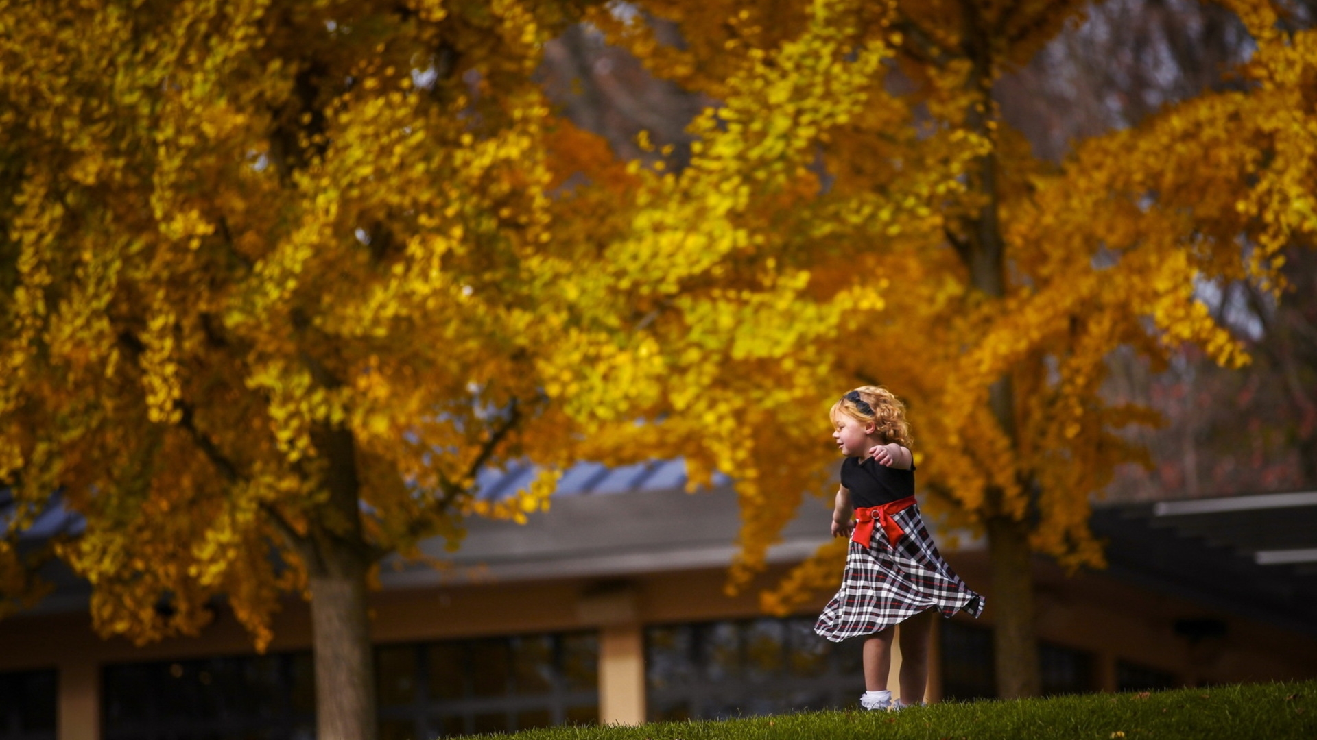 Бесплатное фото Маленькая танцовщица в осеннем парке