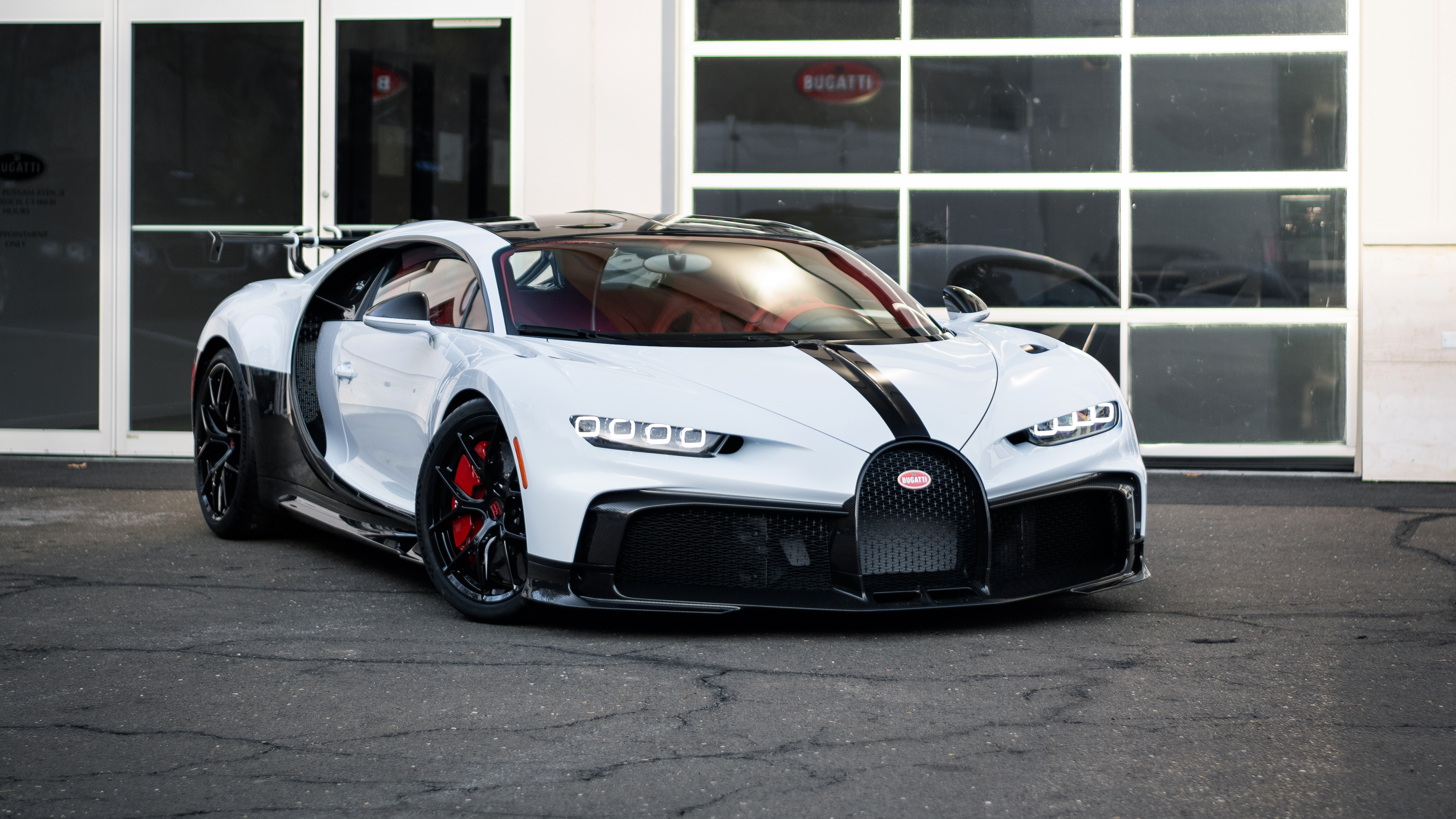 Free photo White bugatti chiron pur sport