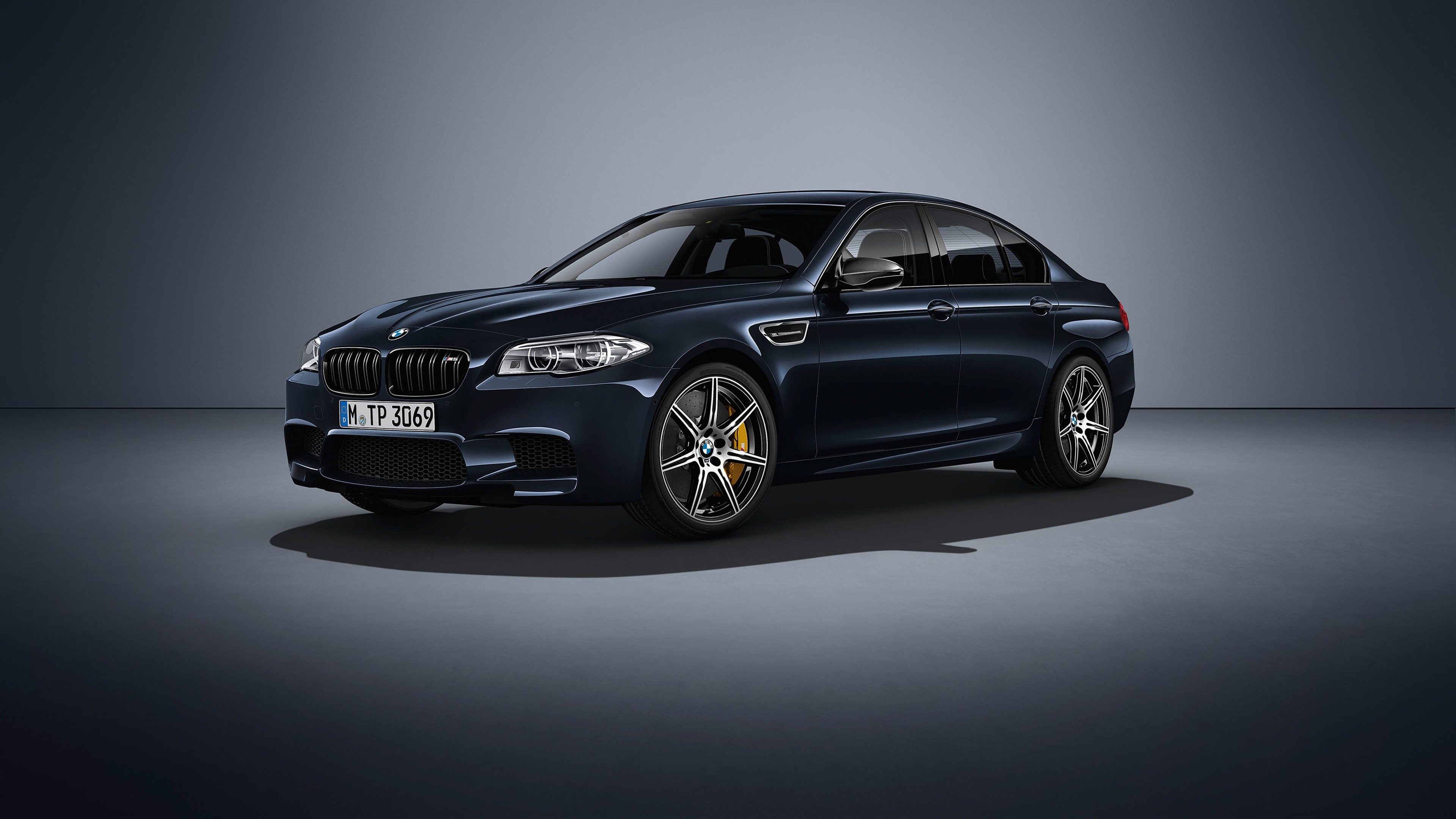 Бесплатное фото BMW M5 Competition Edition на простом фоне