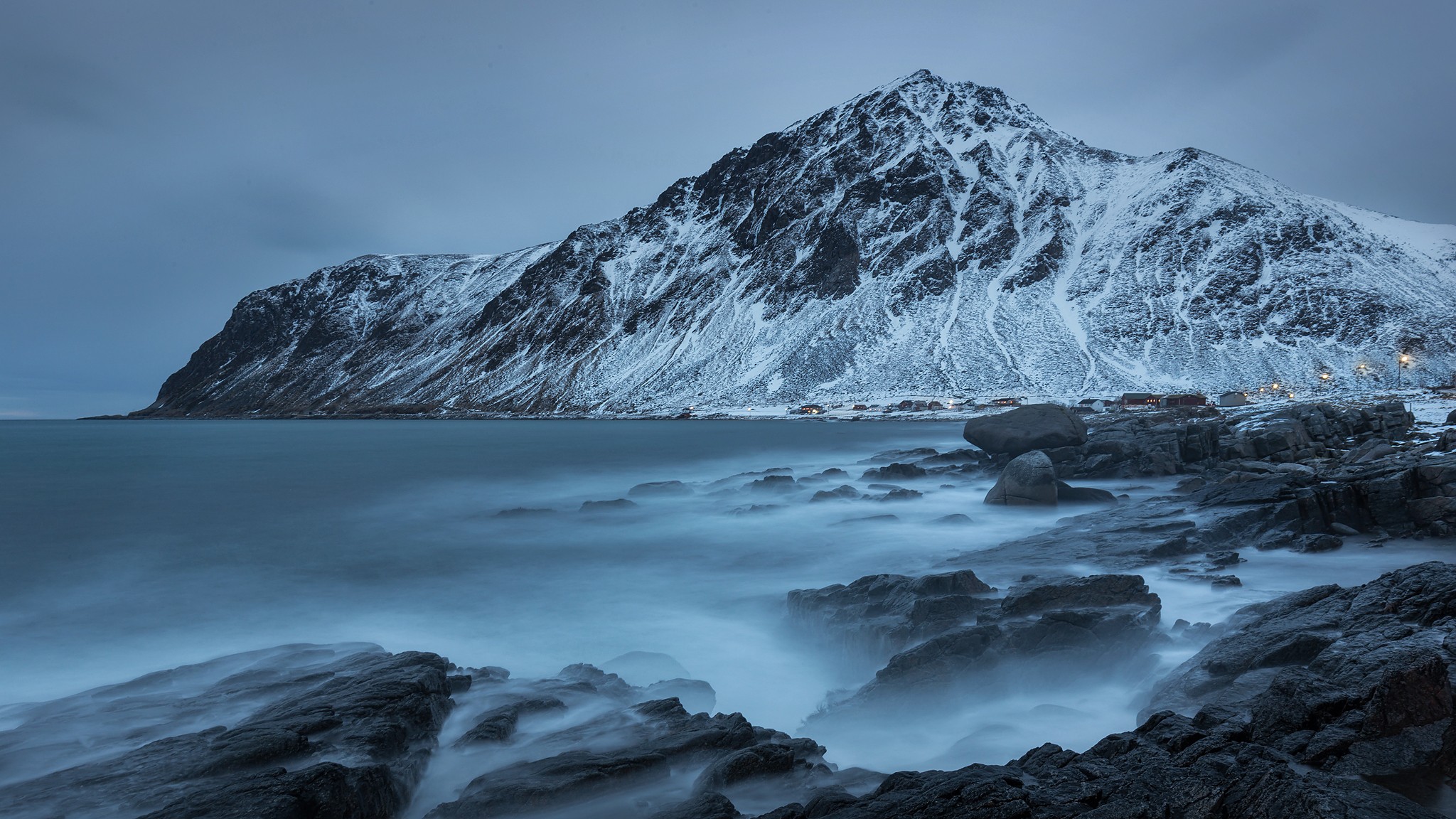 Free photo A frosty morning on a rocky shore by the mountains