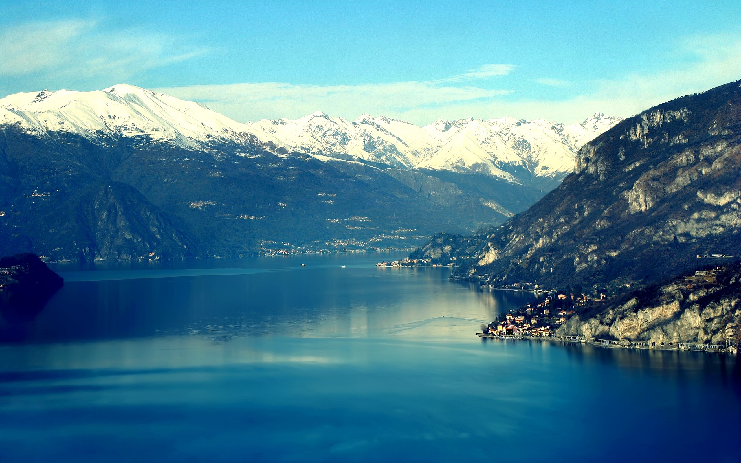 湖上雄伟的山脉