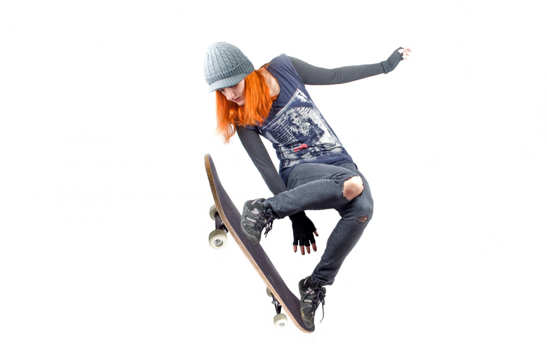 红发女孩跳上滑板