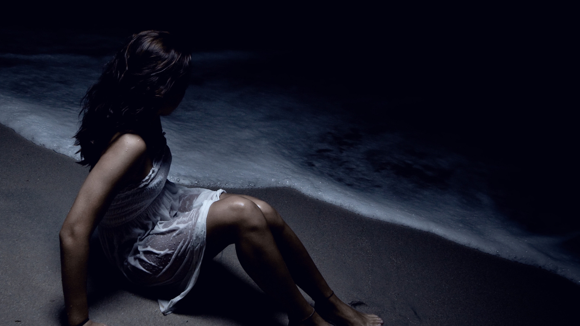 桌面上的壁纸黑 模型 晚上