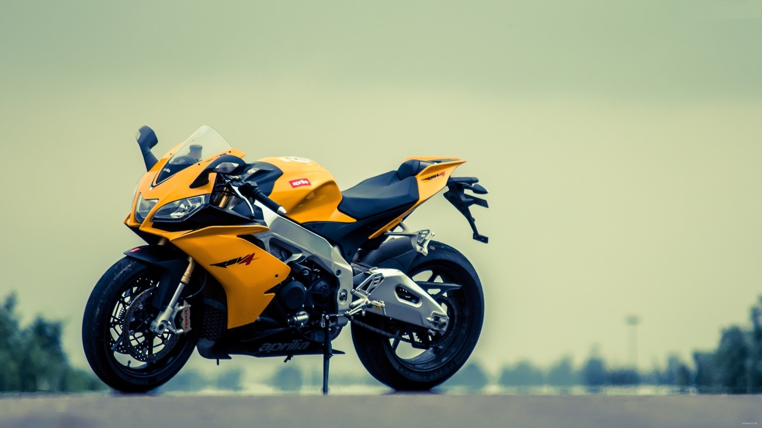 Free photo Yellow Aprilia RSV4.