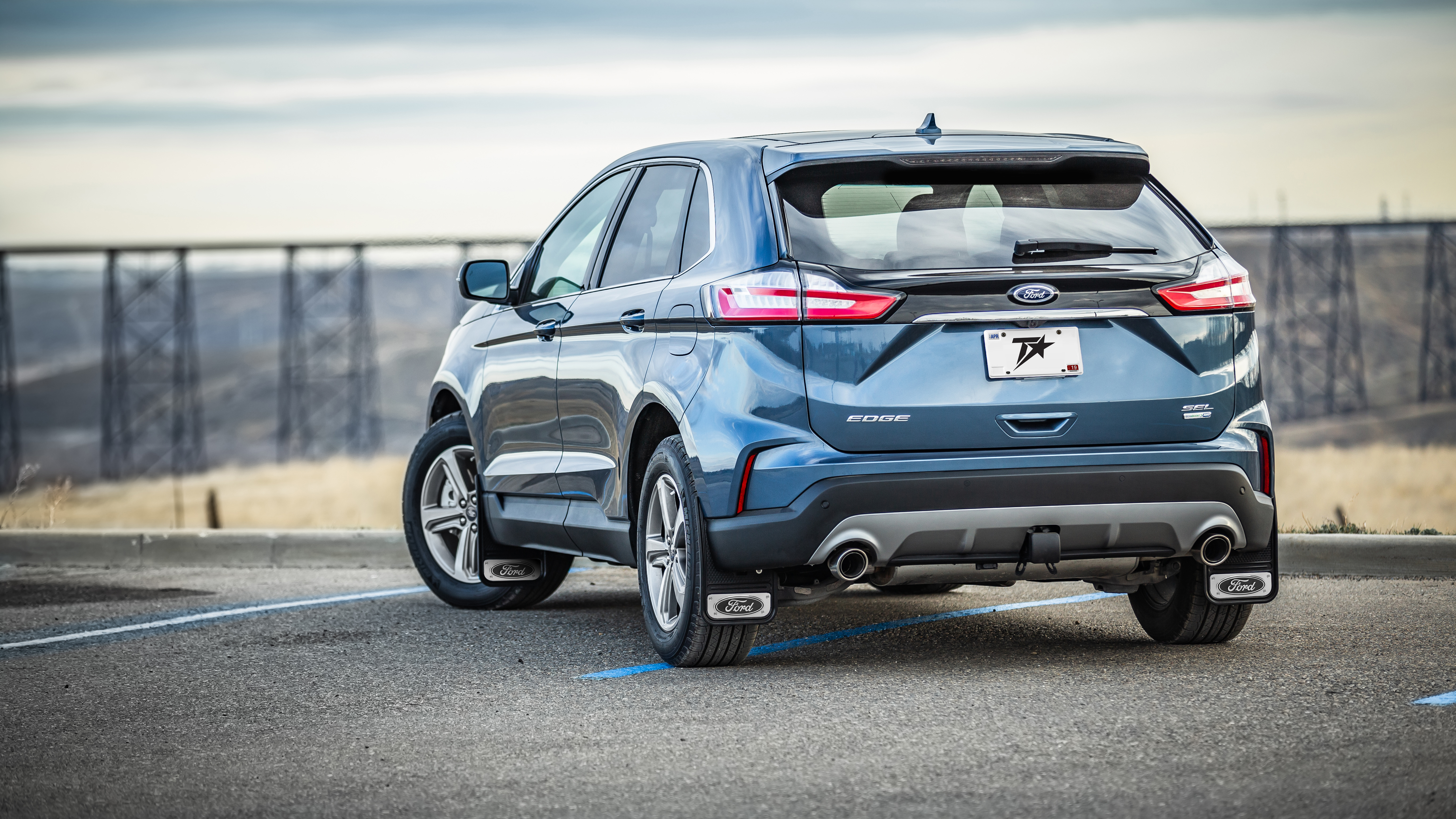 Free photo Ford edge in blue rear view