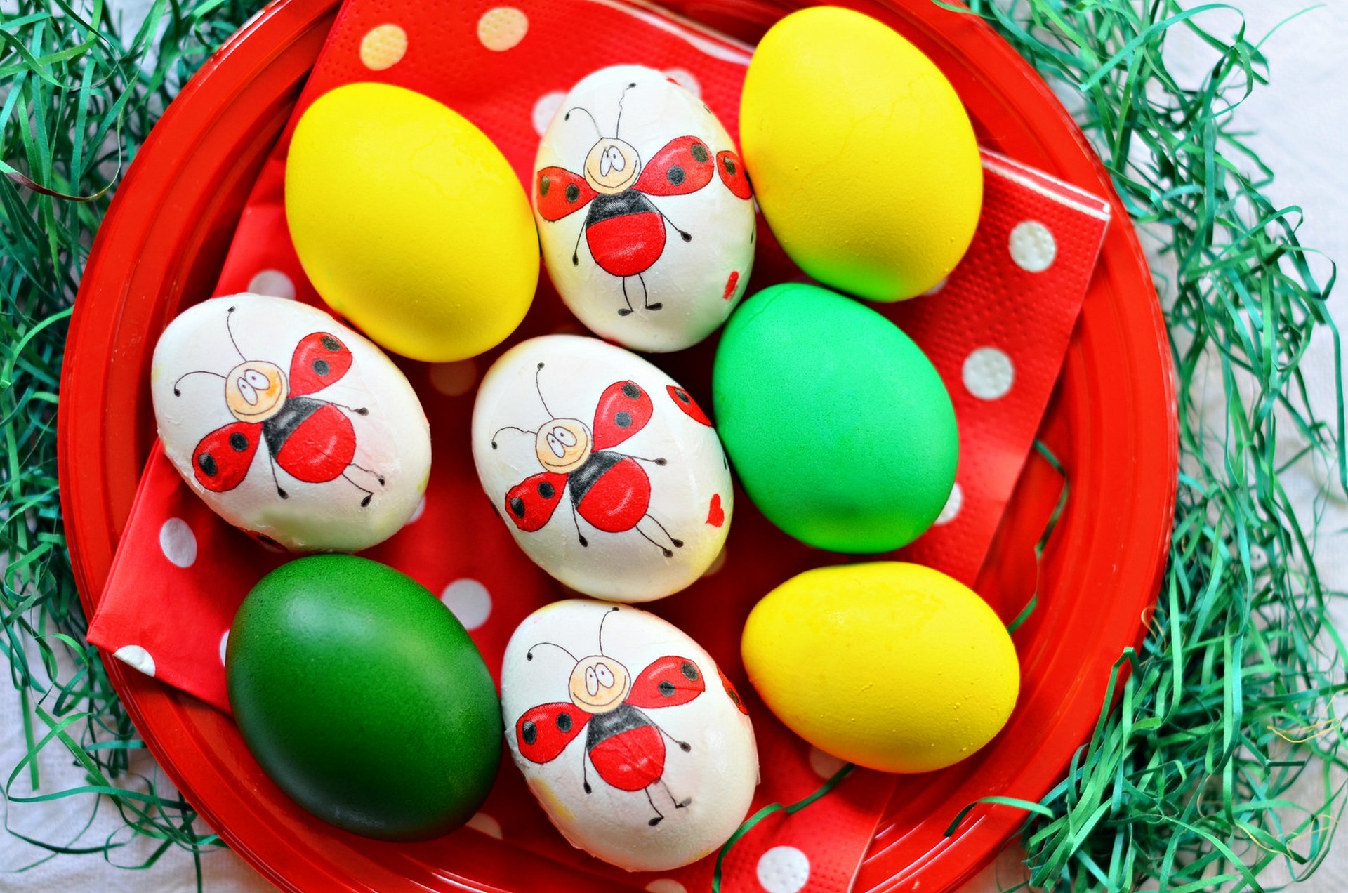 Free photo Colored eggs with pictures