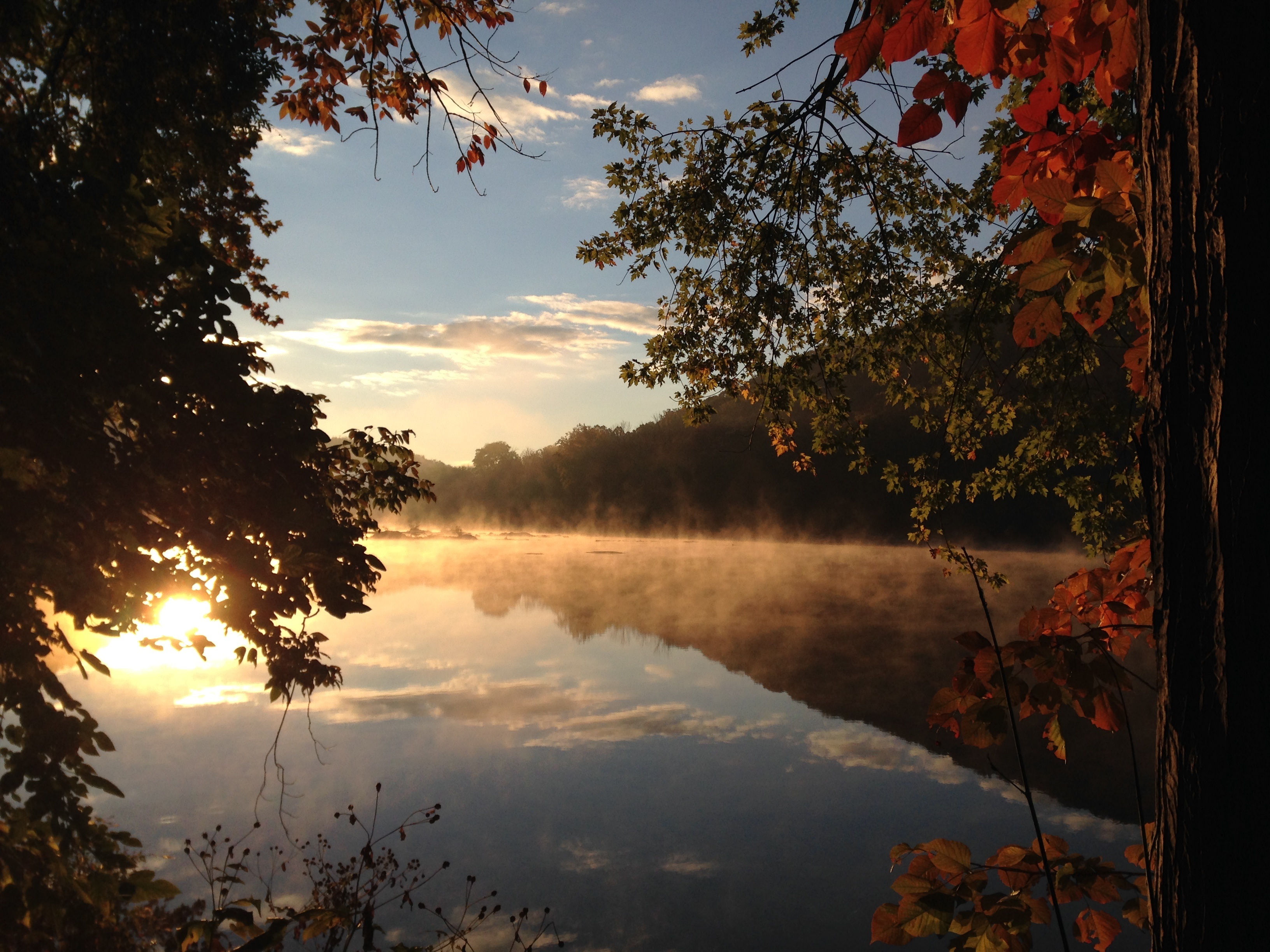 Free photo Sunrise on the river with a reflection of the sky