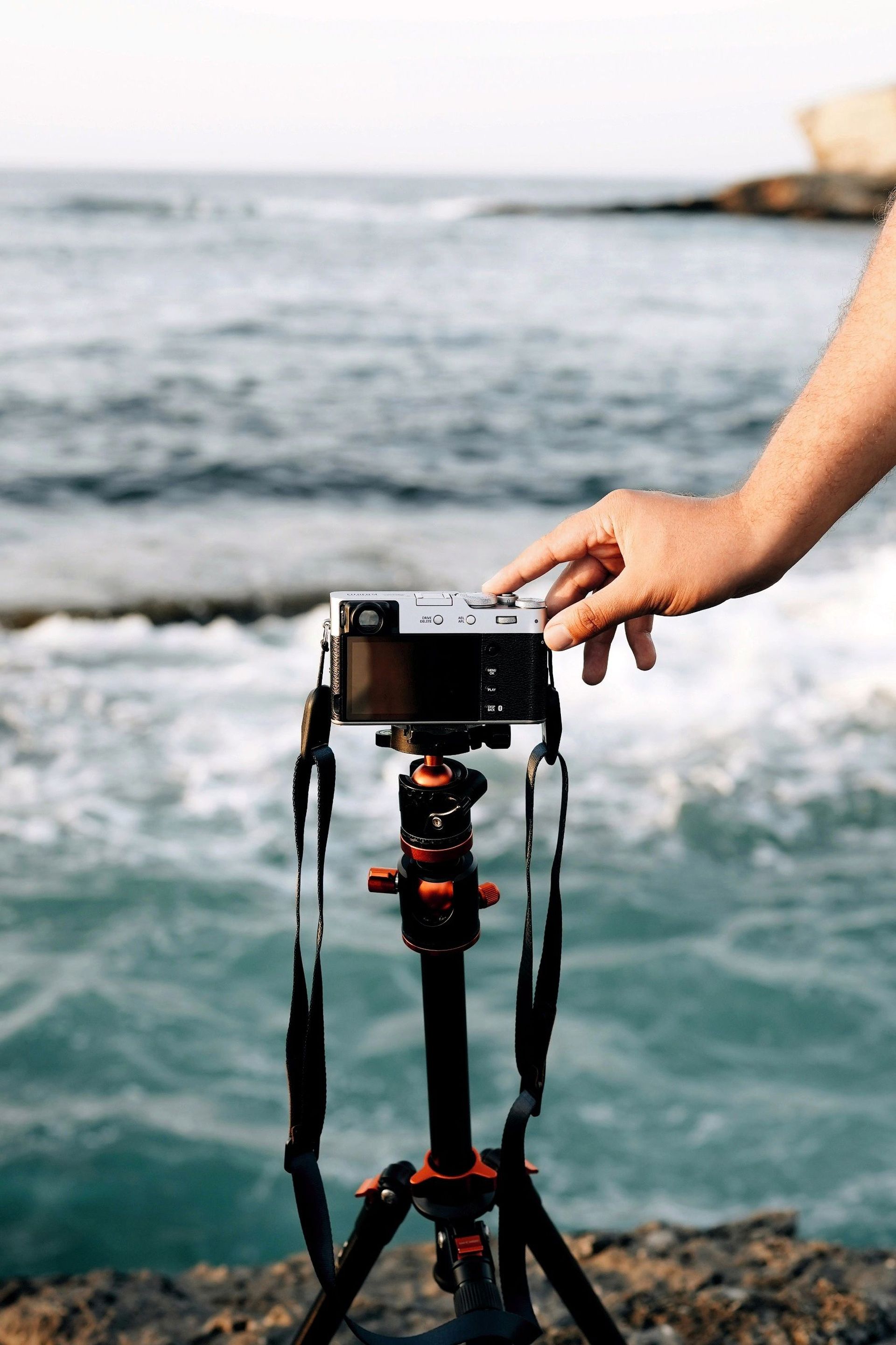 Фотоаппарат на морском берегу.