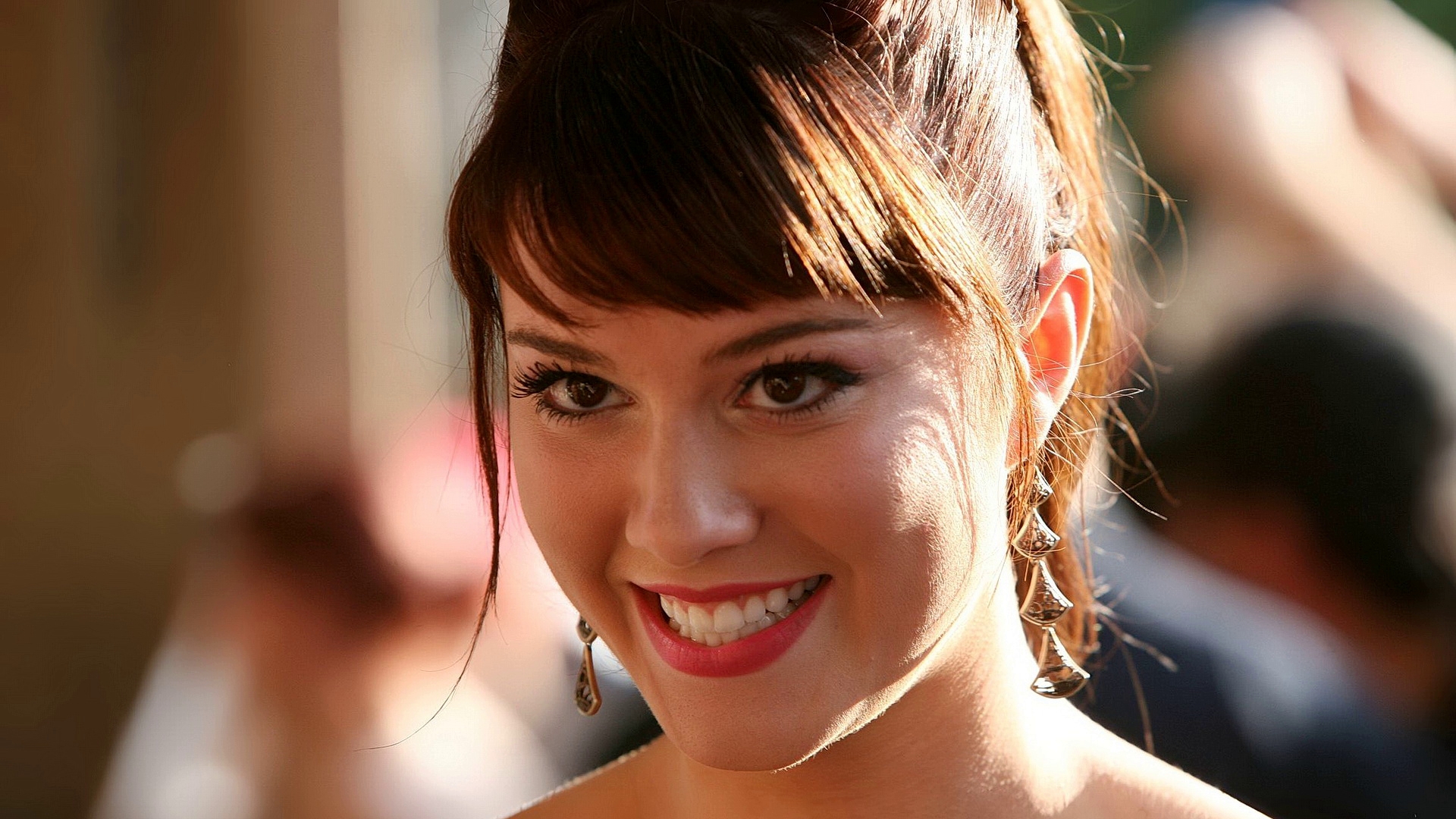 Портрет актрисы Мэри Элизабет Уинстэд и улыбка