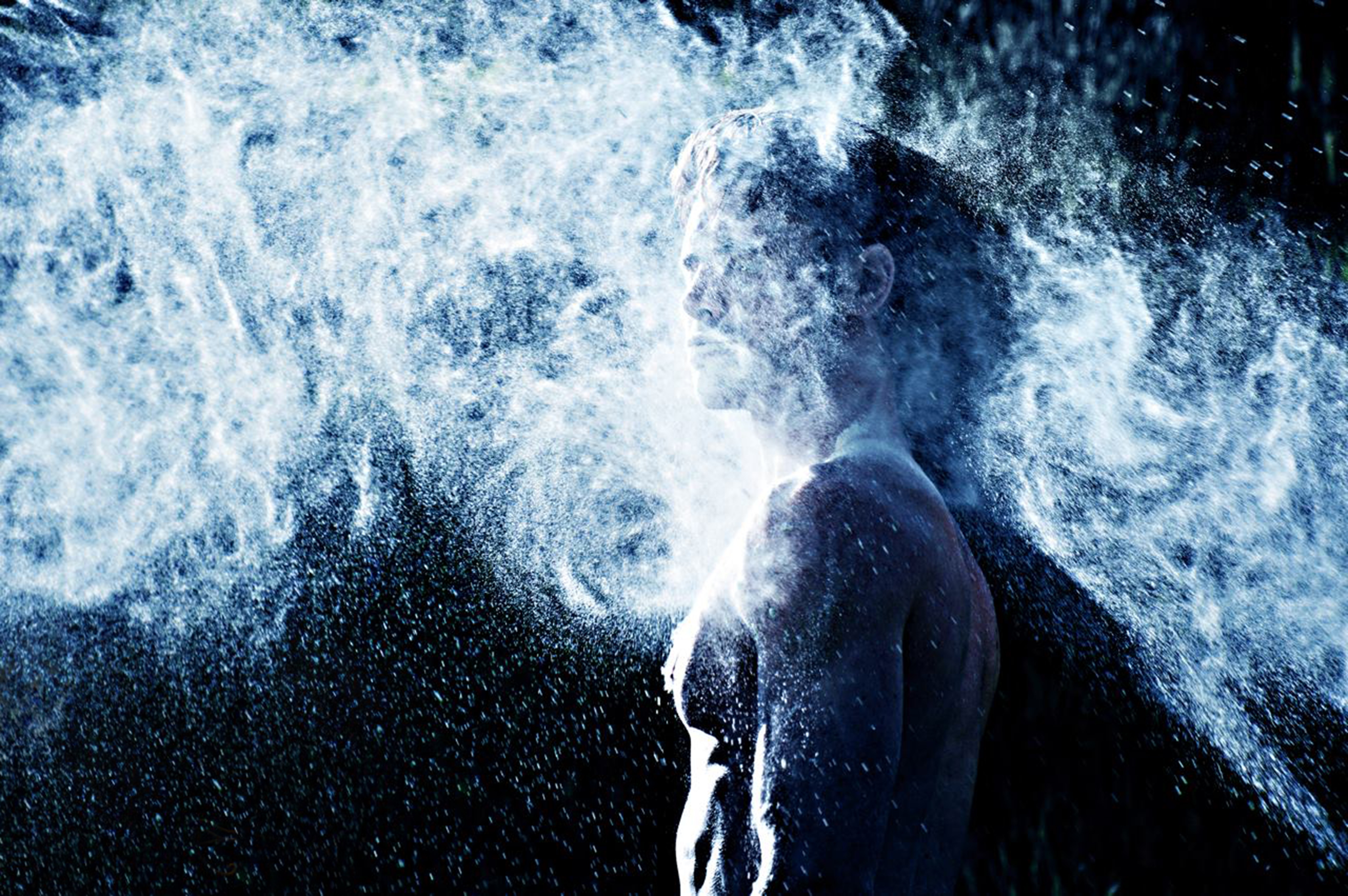 桌面上的壁纸人 海 水