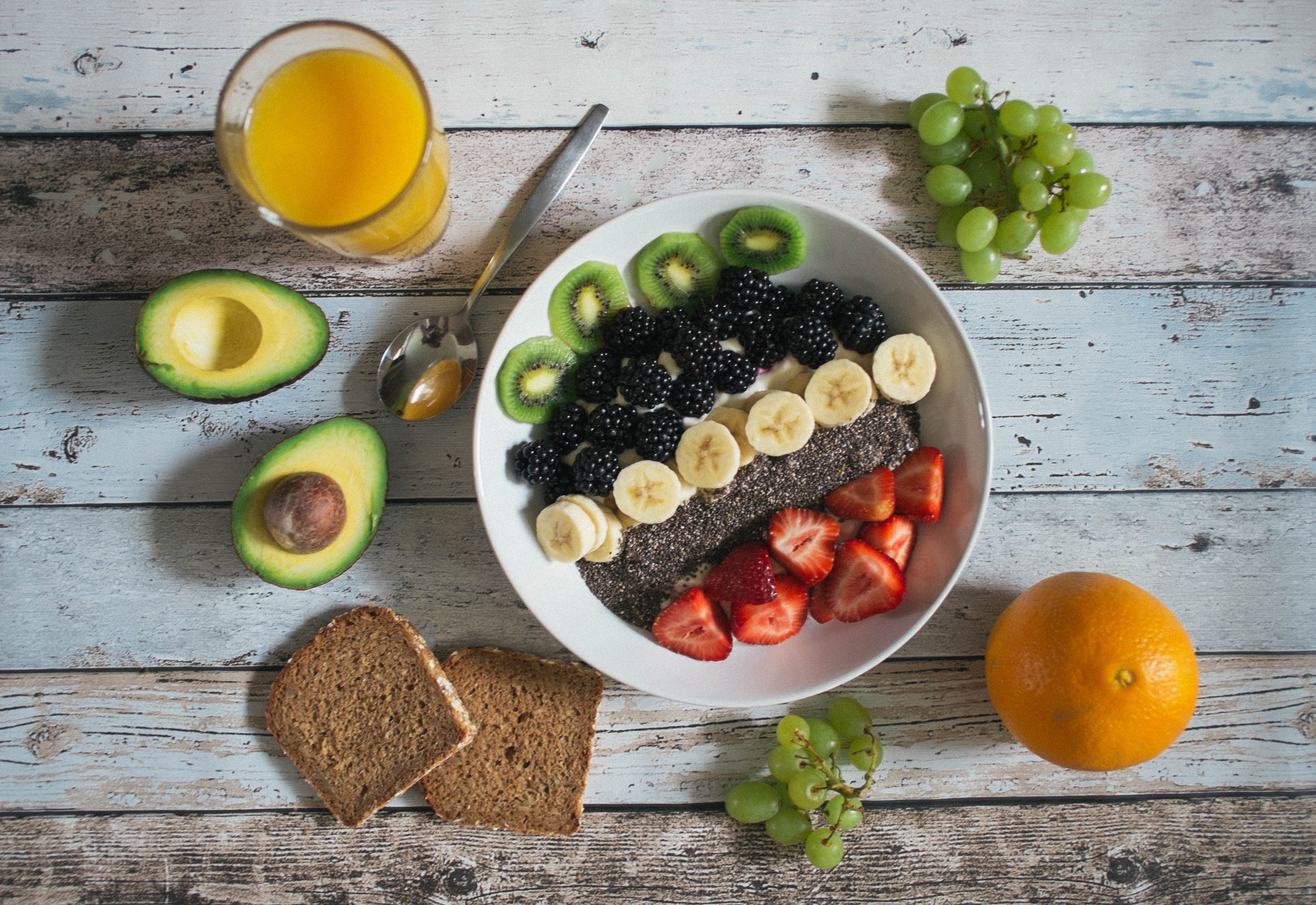 Free photo A plate of sliced fruit