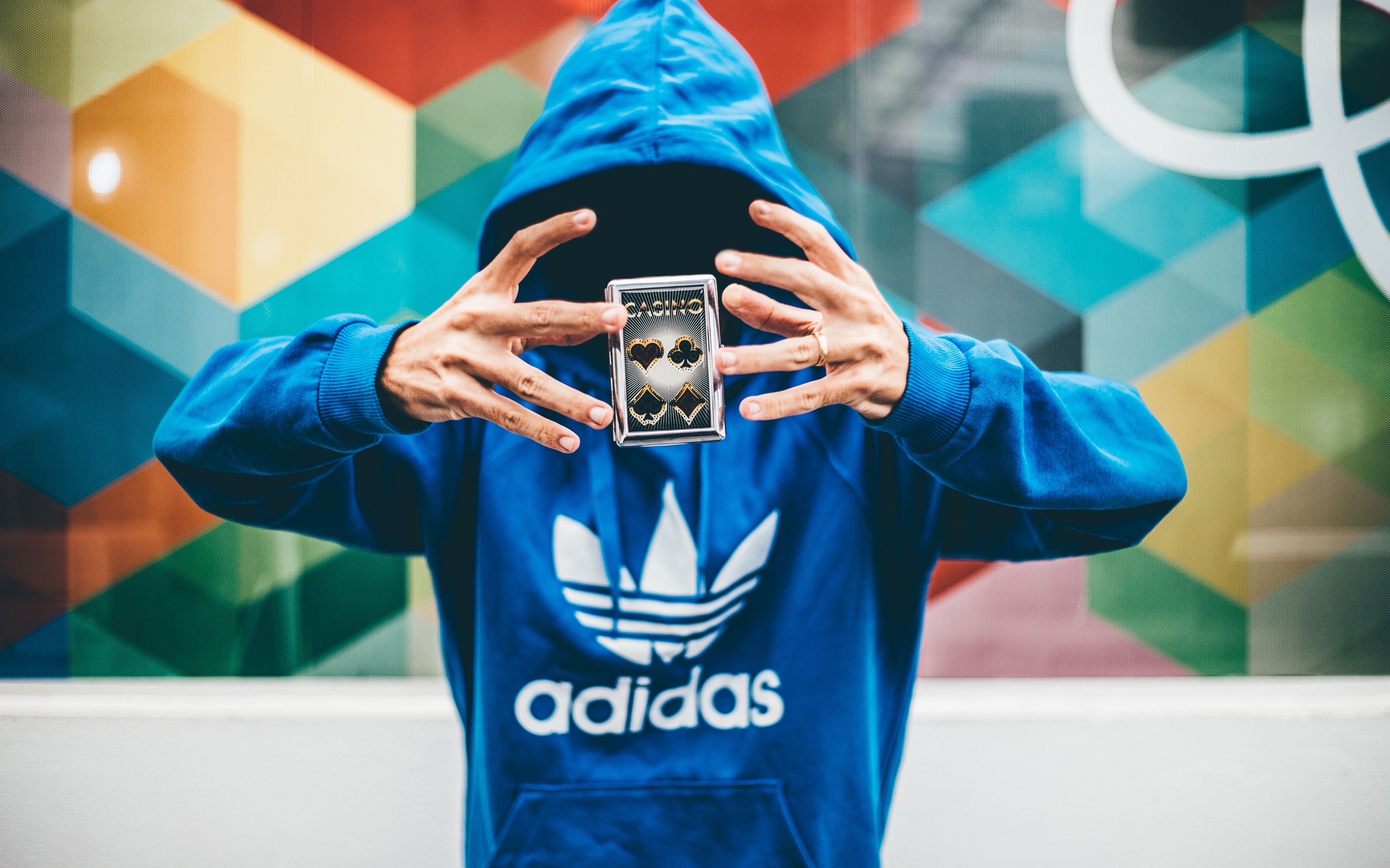 桌面上的壁纸红色 油烟 蓝