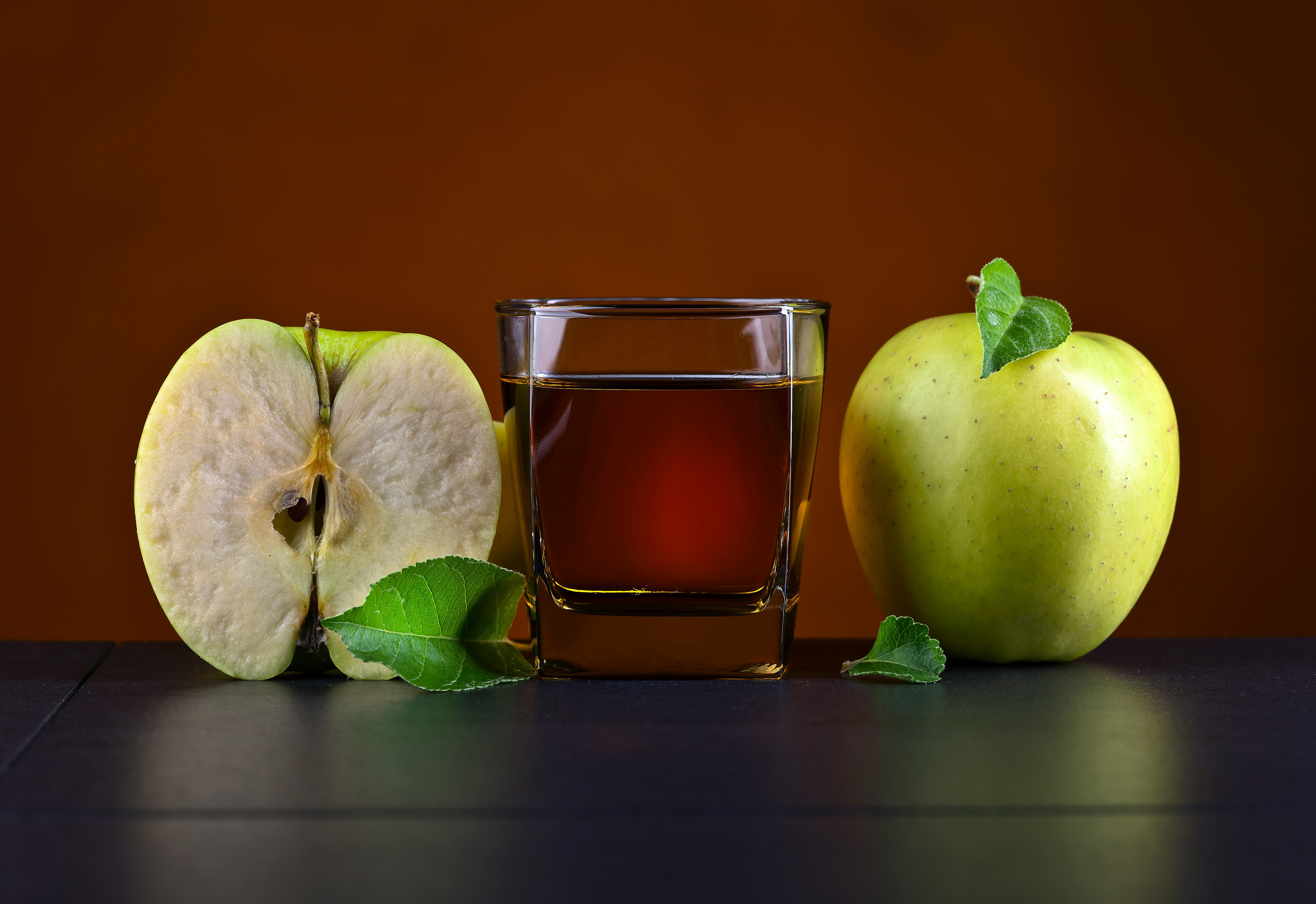 Free photo Apples and apple juice