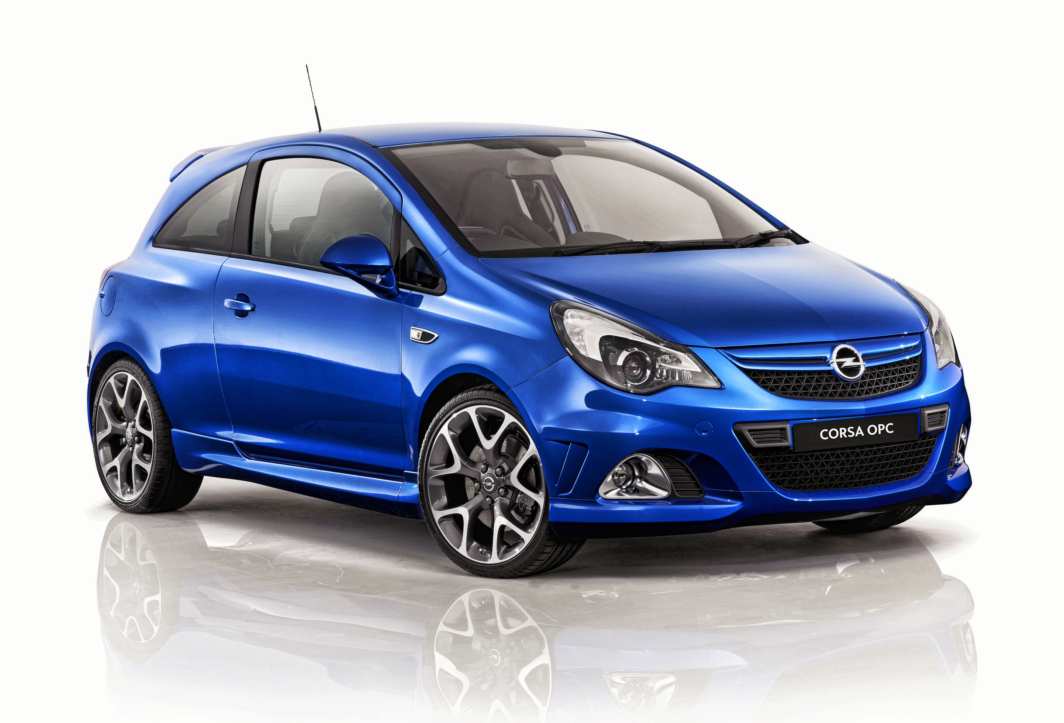 Бесплатное фото Синий opel corsa opc на белом фоне