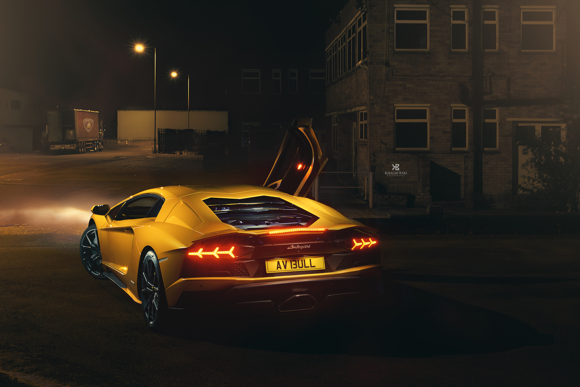 一辆黄色的兰博基尼 Aventador 出现在夜街上。