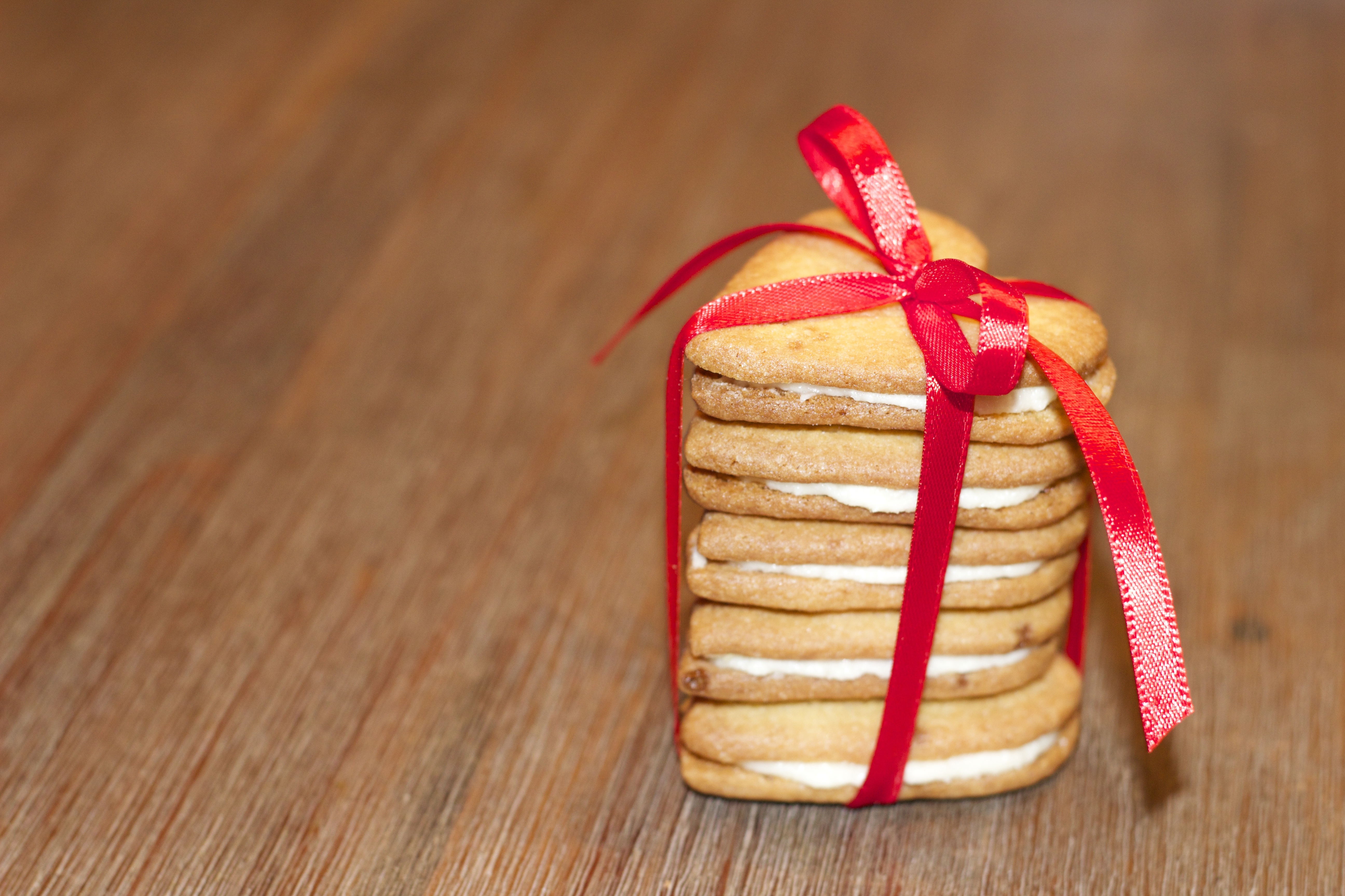 Free photo Heart-shaped cookies with red ribbon