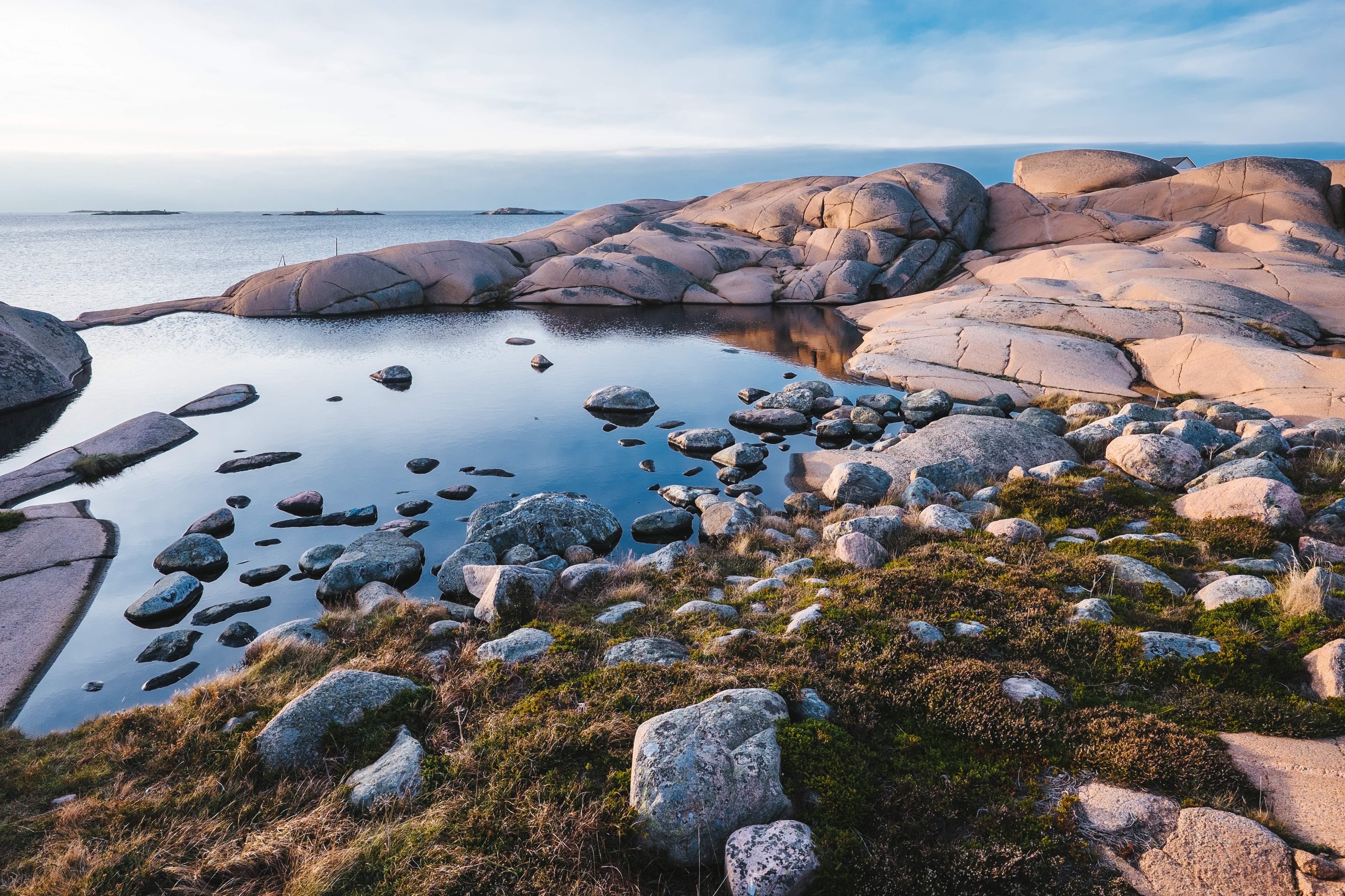 Free photo Big smooth rocks at the edge of the sea