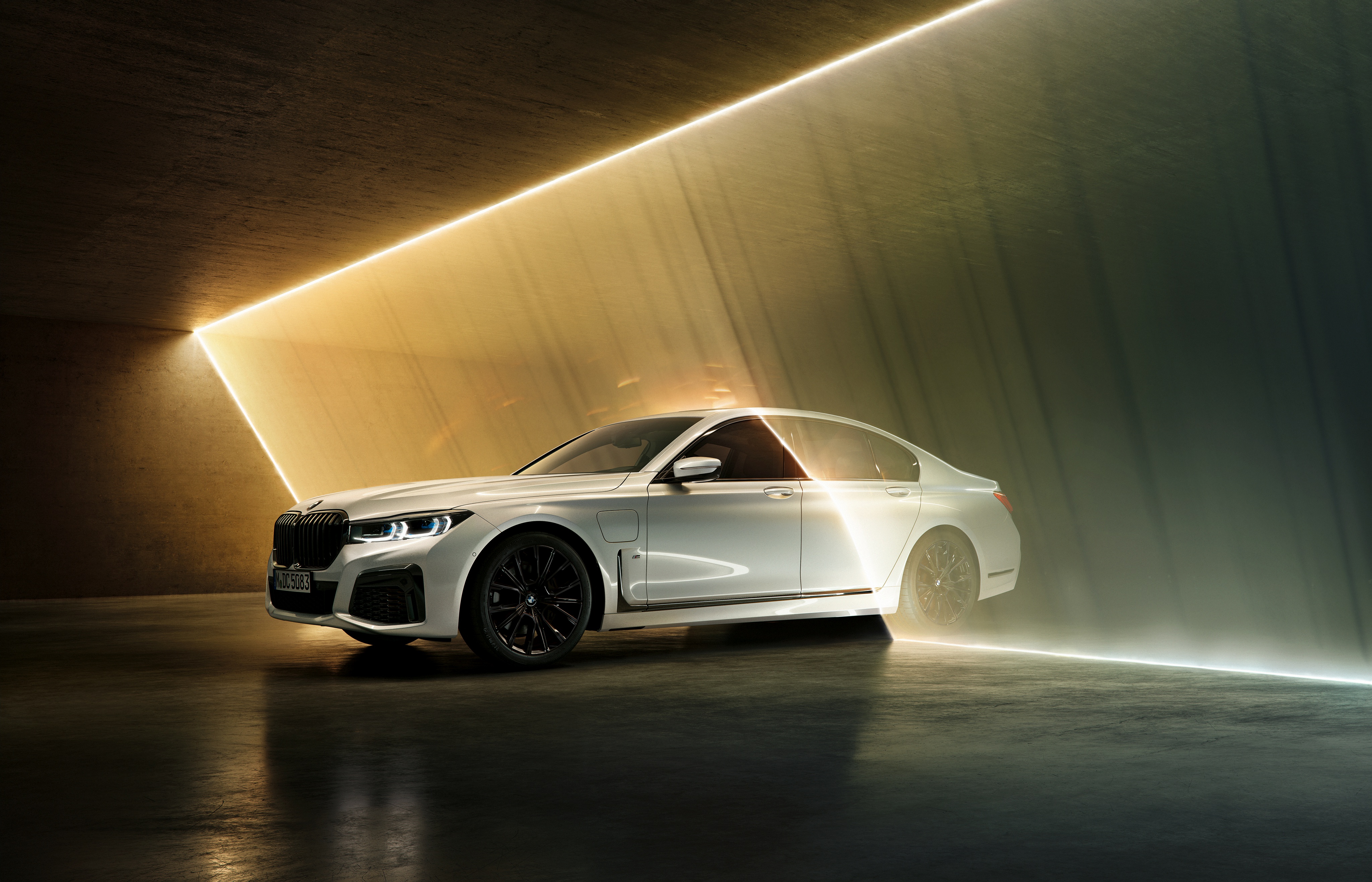 Free photo Bmw 745e 2020 under bright lights