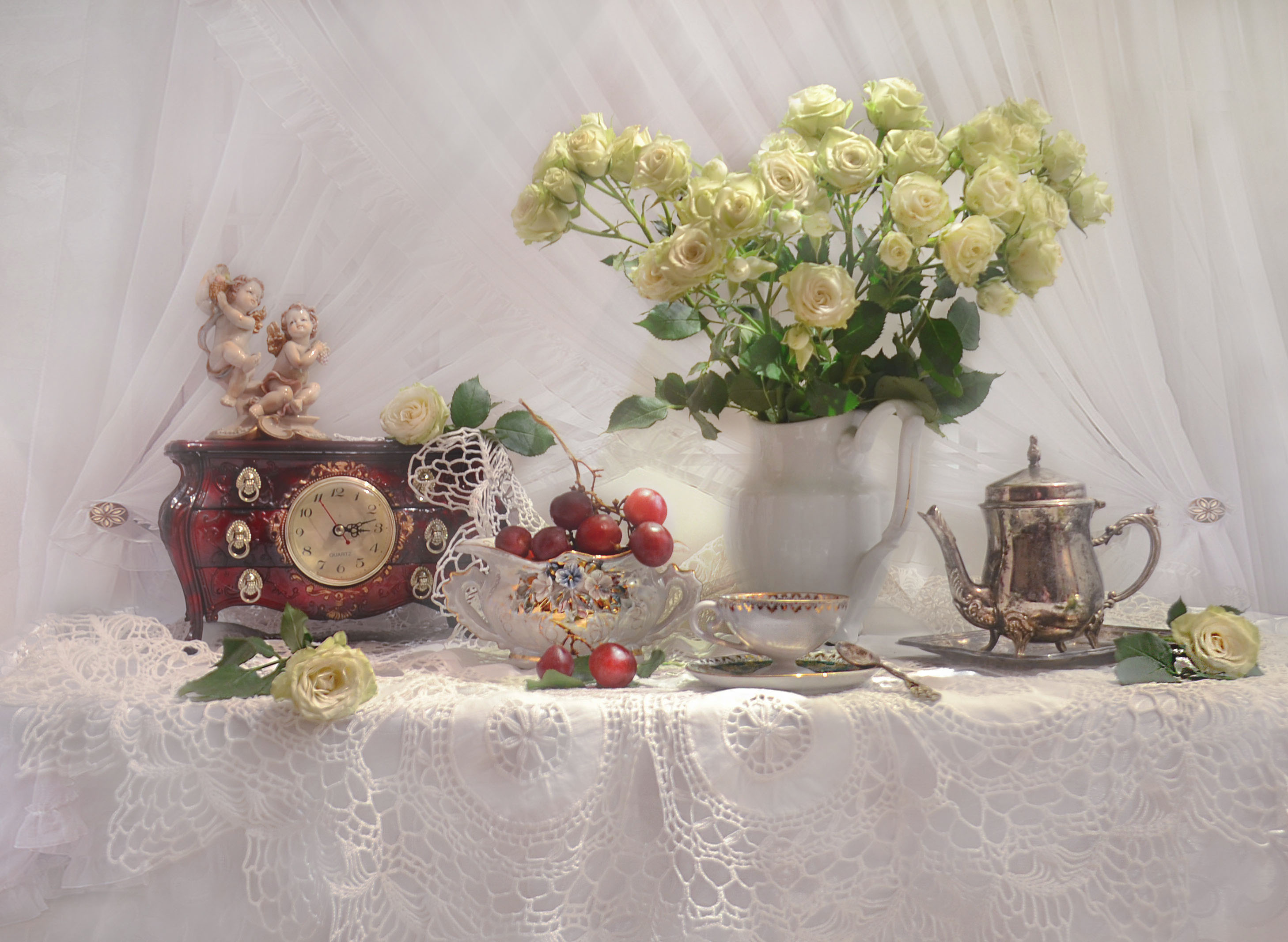 Free photo Bouquet of small white roses in a white vase