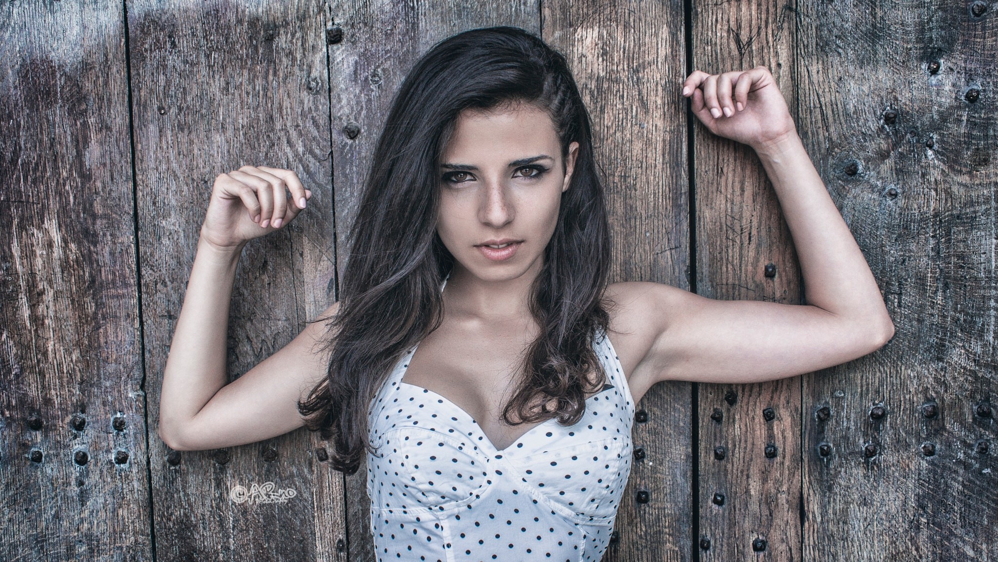 Обои декольте Арно Катанео рука на рабочий стол