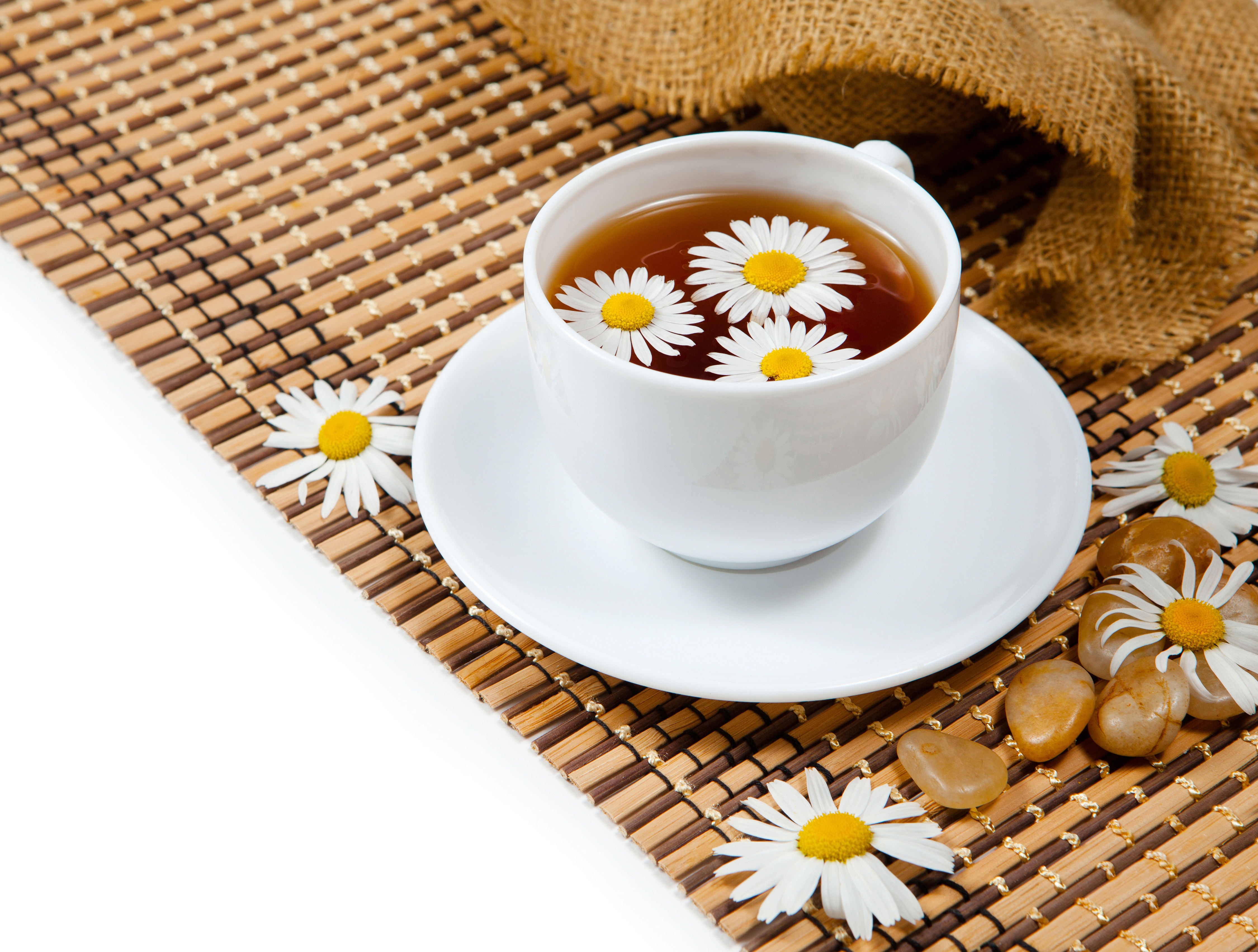 Free photo Black tea with chamomile