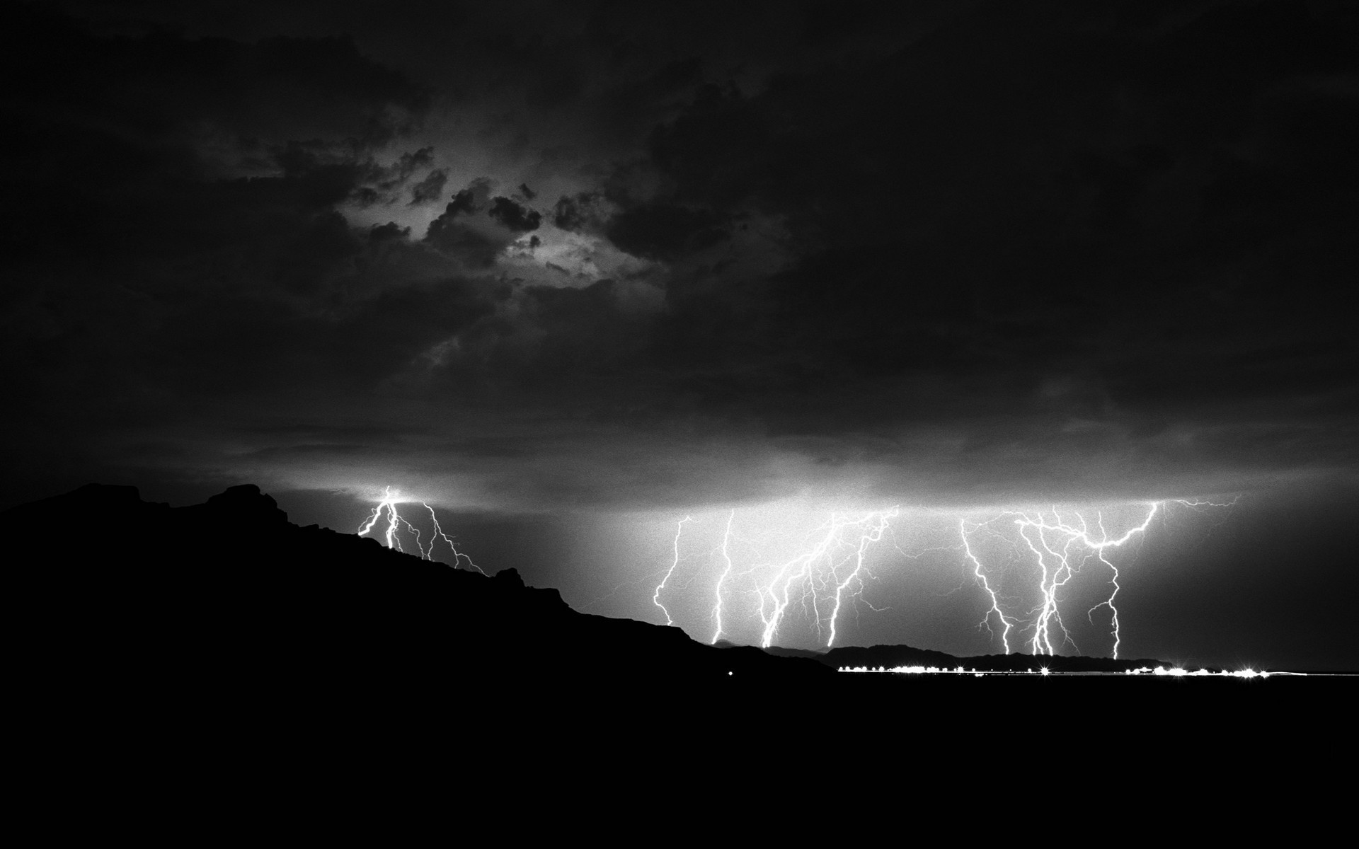 Бесплатное фото Грозовое небо на монохромном фото