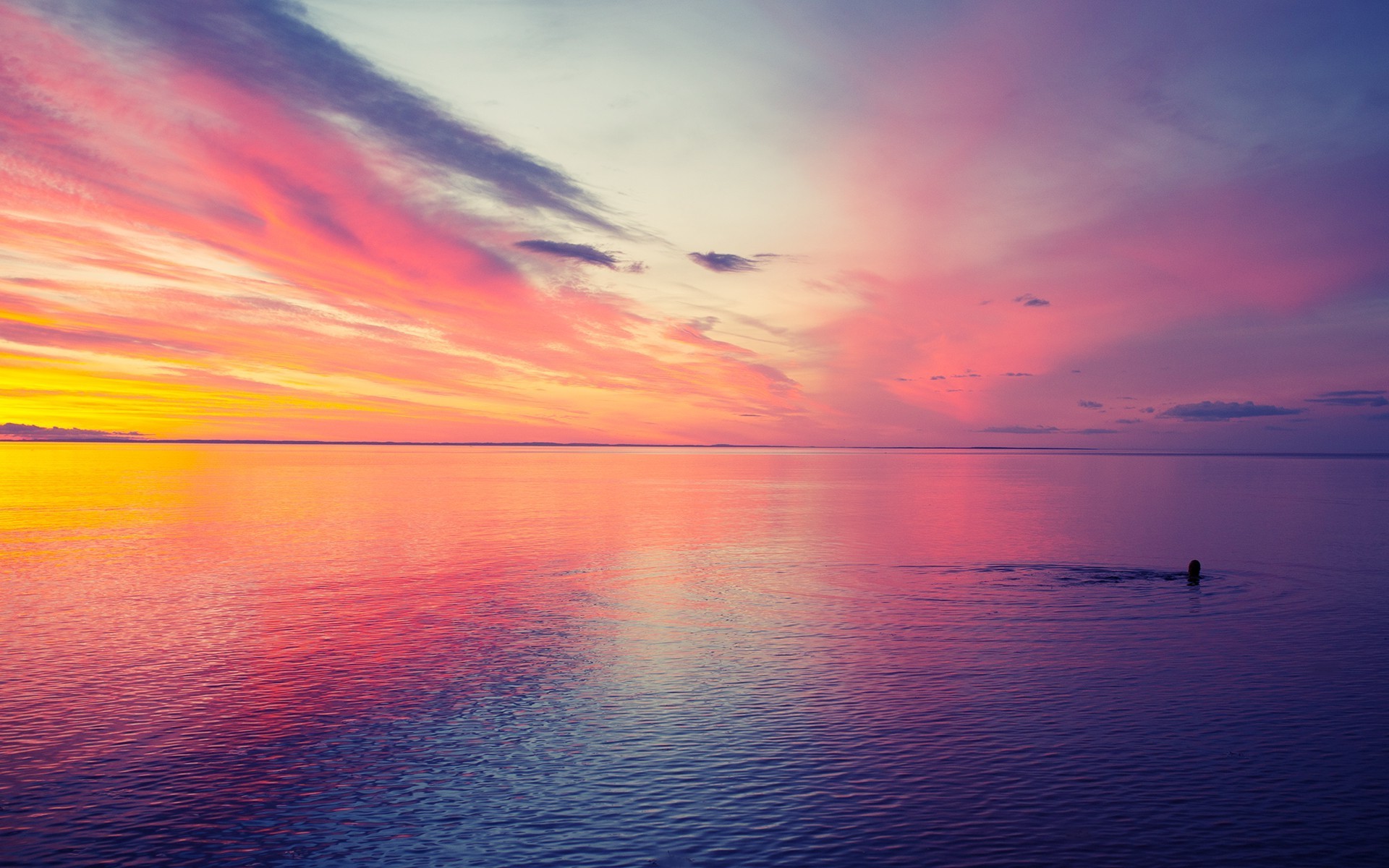 Free photo A gentle sunset reflected in the sea