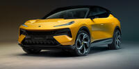 Желтая машина Lotus Eletre 2023 года