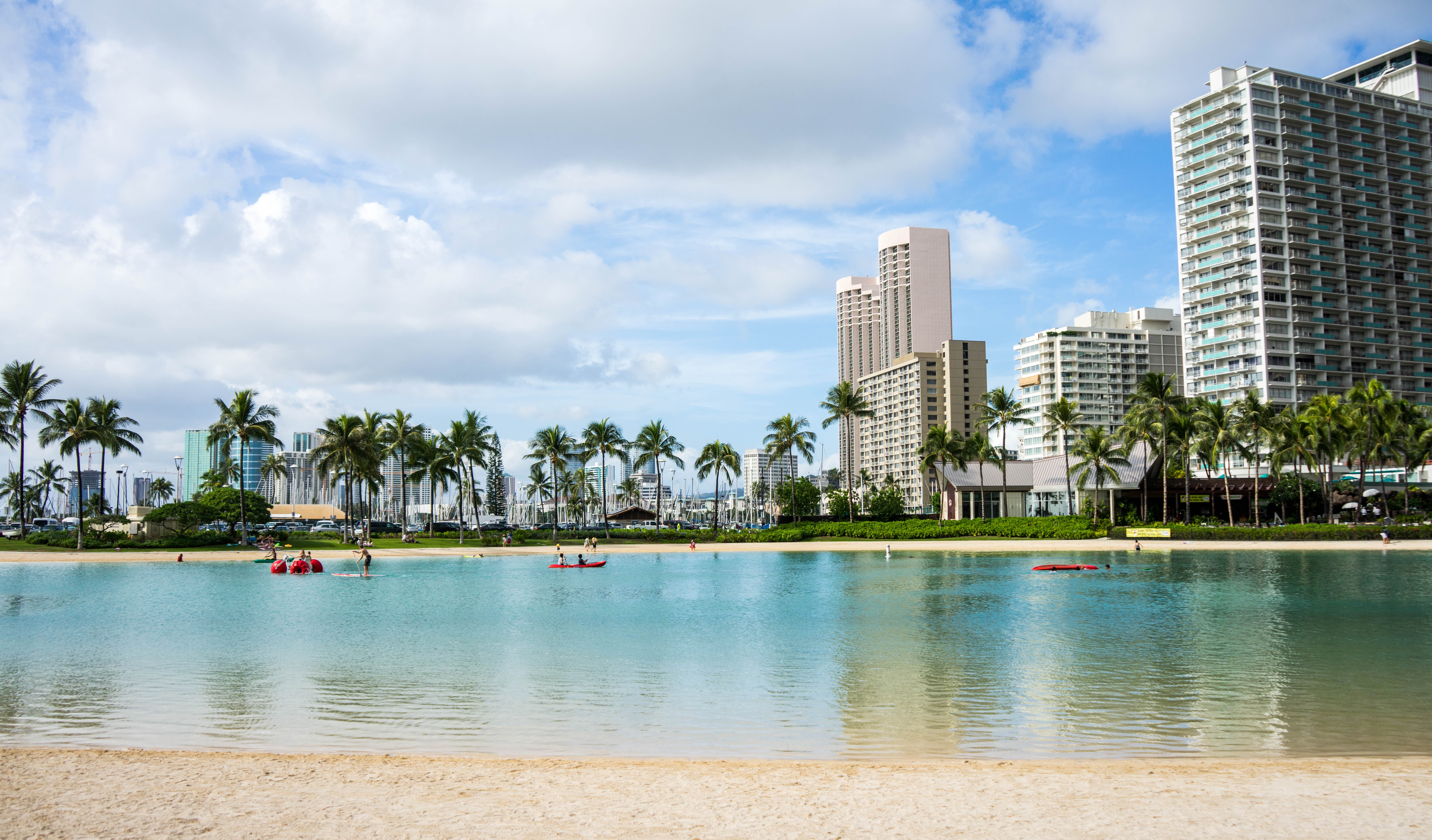 Free photo Waikiki beach with skyscrapers in the background.