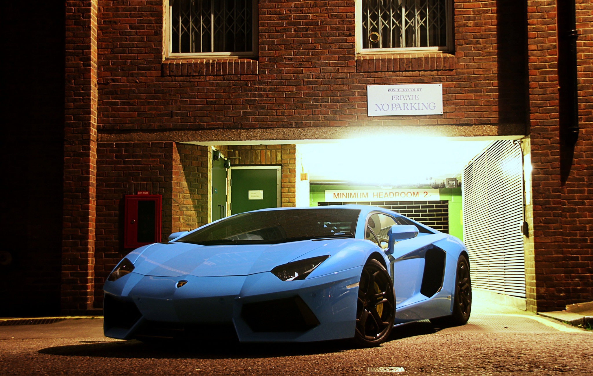 Free photo Blue Aventador in a private garage