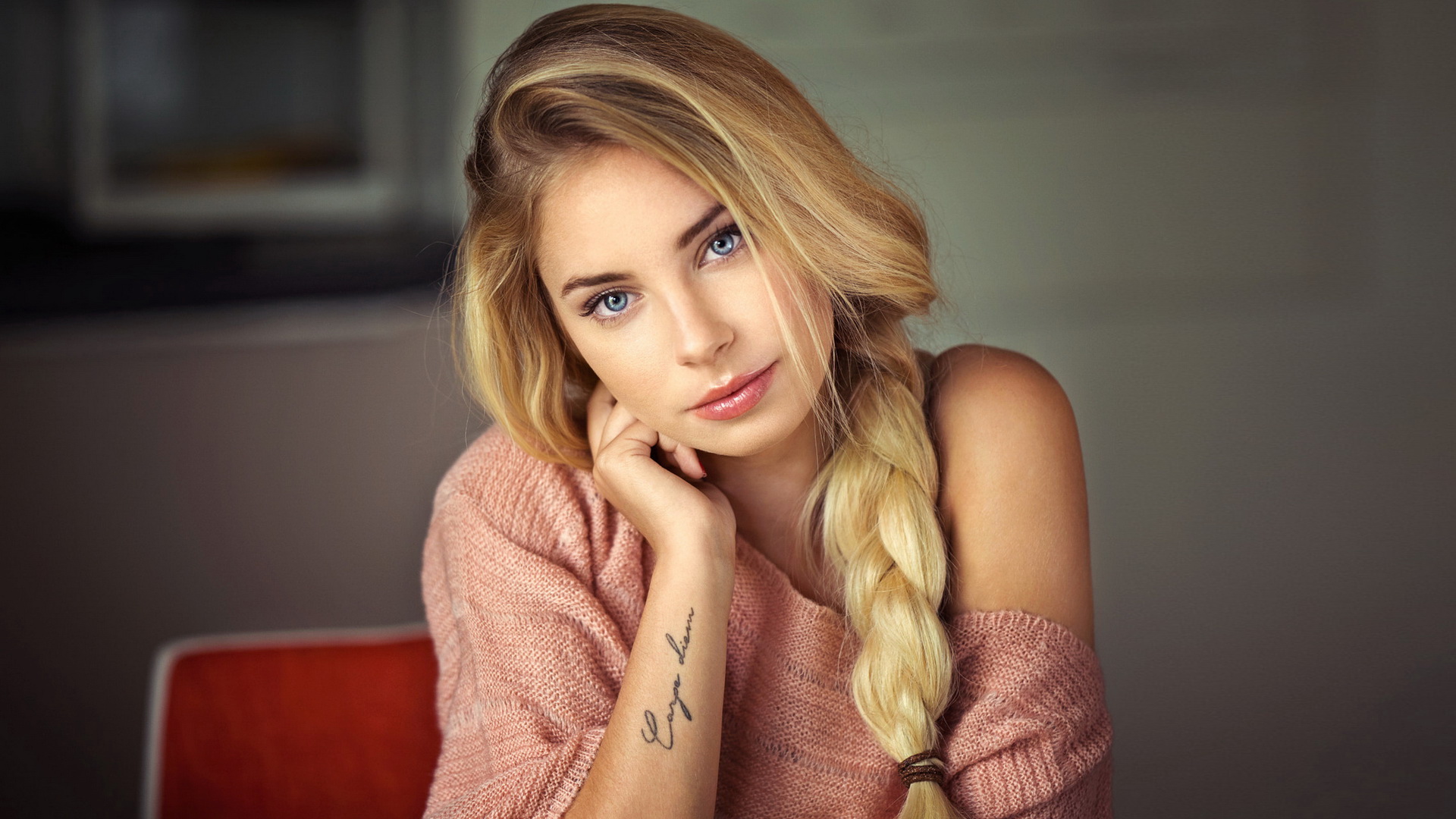 Free photo Portrait of a girl with a plait
