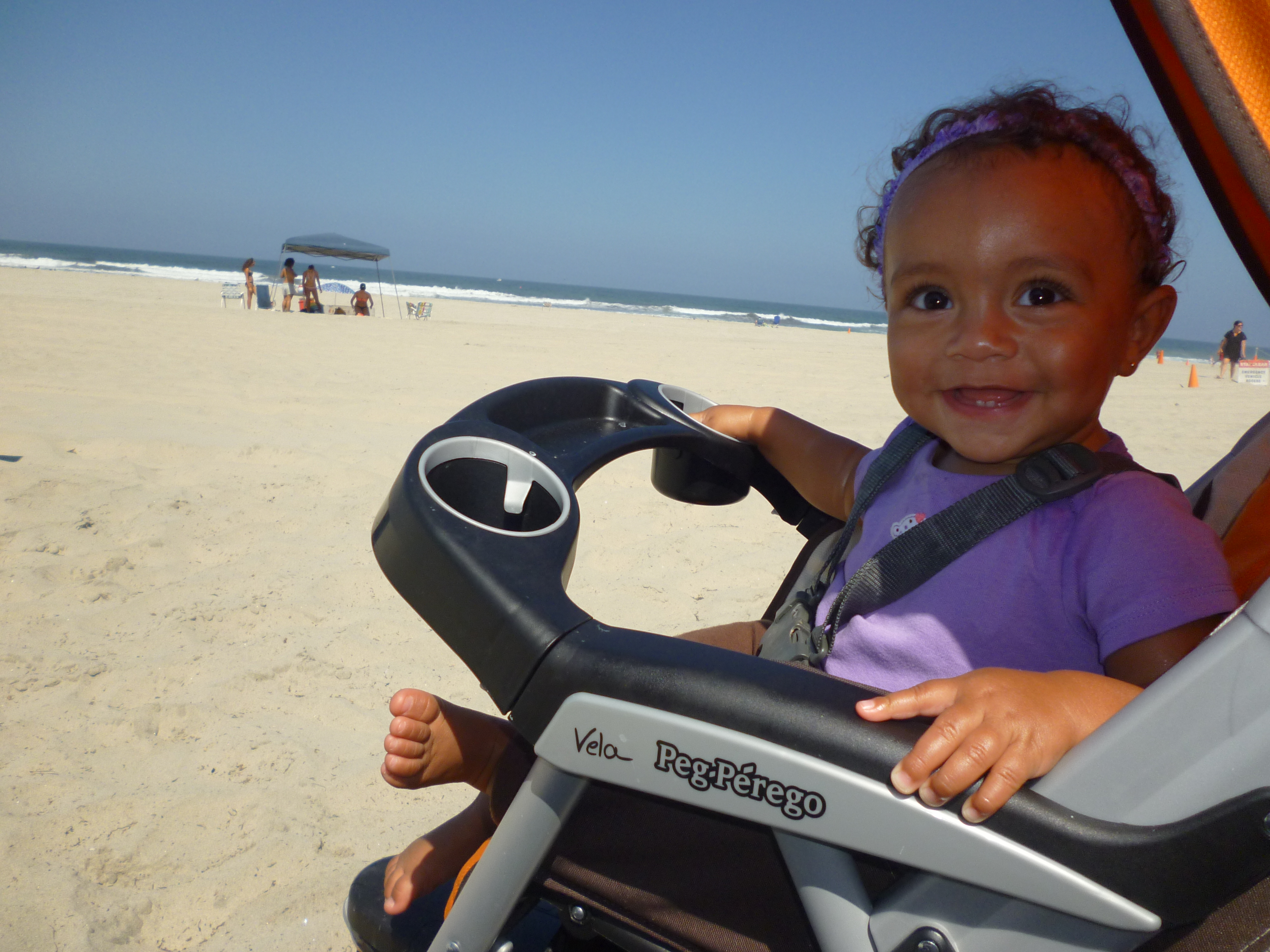 桌面上的壁纸海滩 走路 女孩