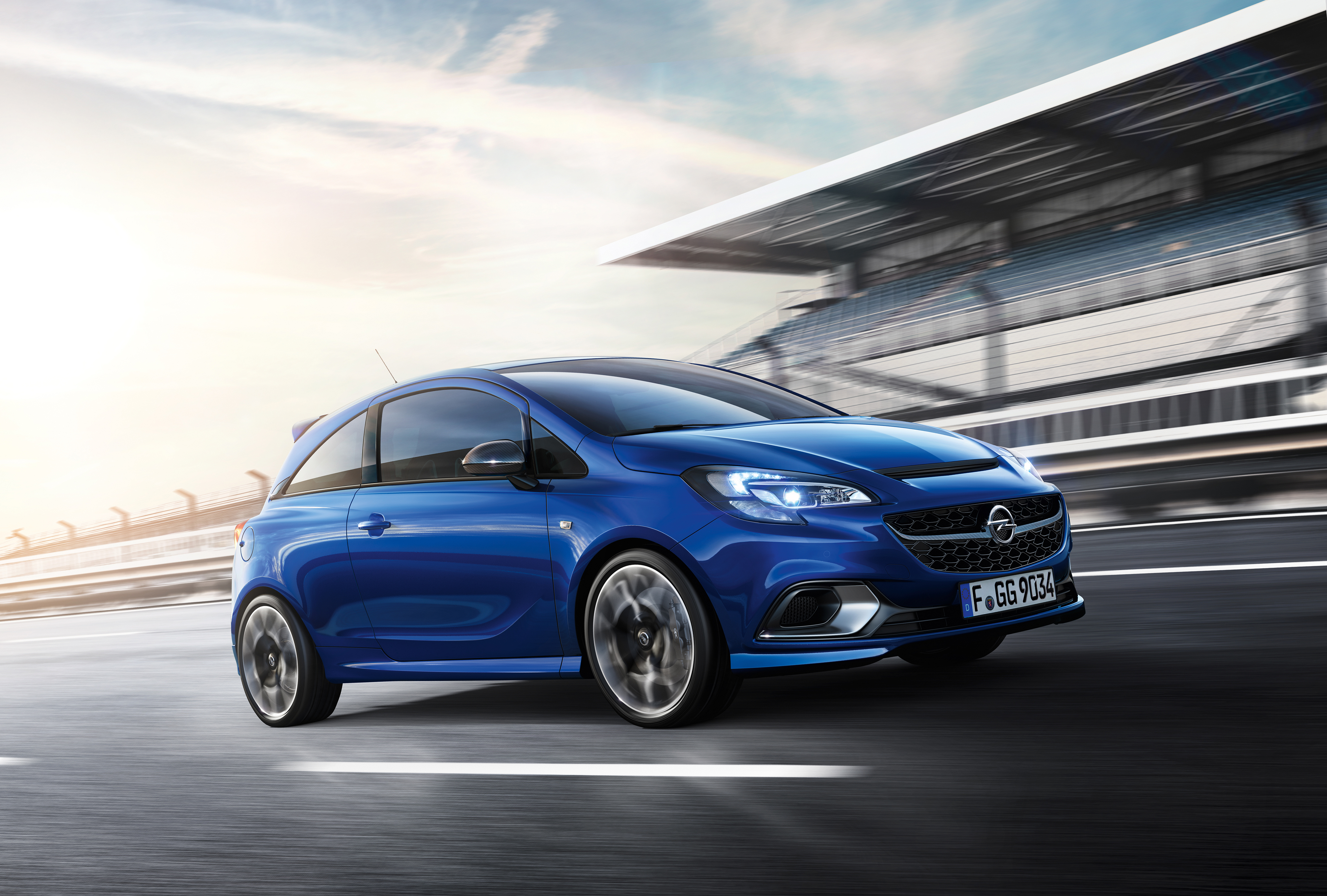 Бесплатное фото Opel Corsa синего цвета вид сбоку