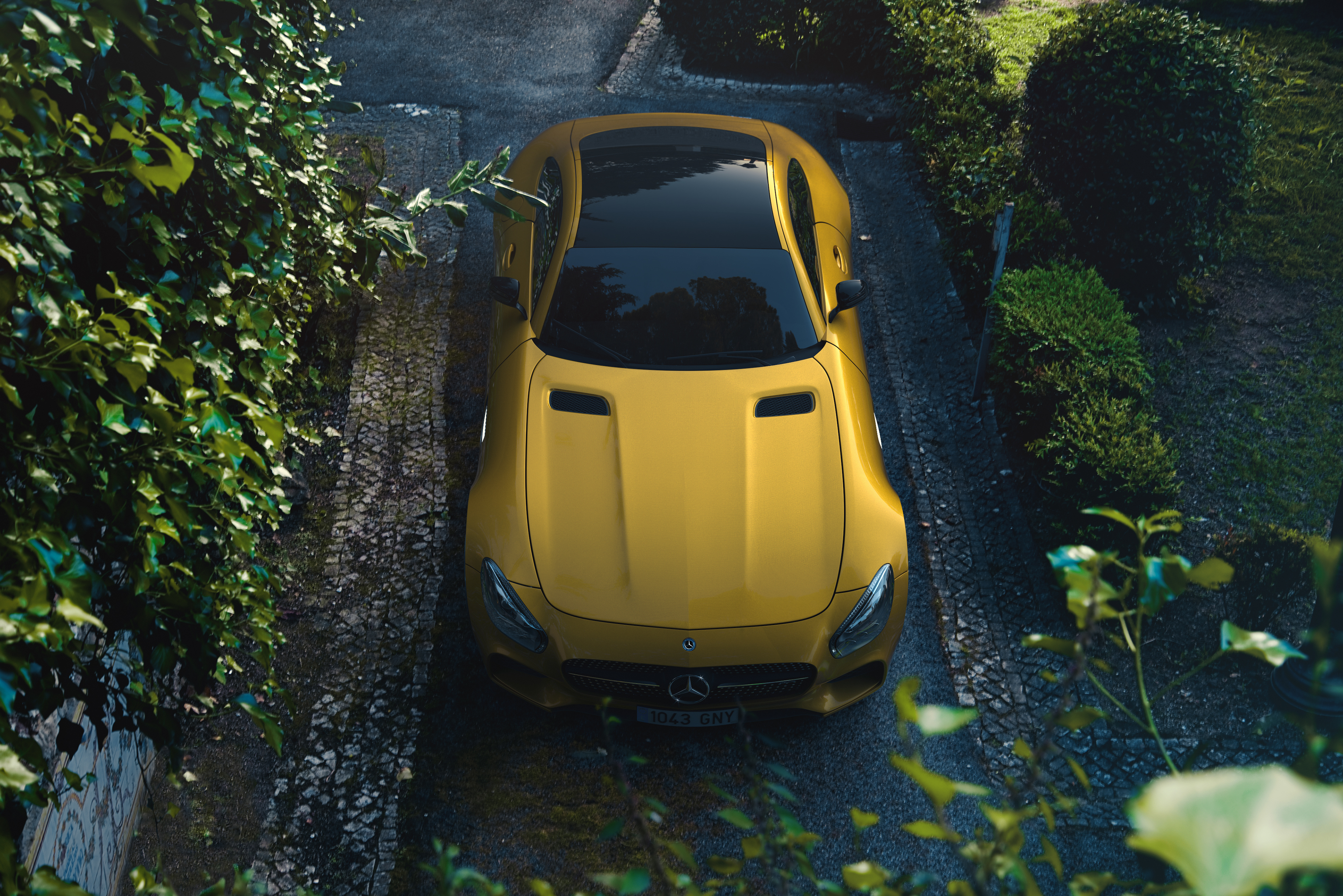 Free photo A 2018 Mercedes Benz sports car in yellow is standing in the yard