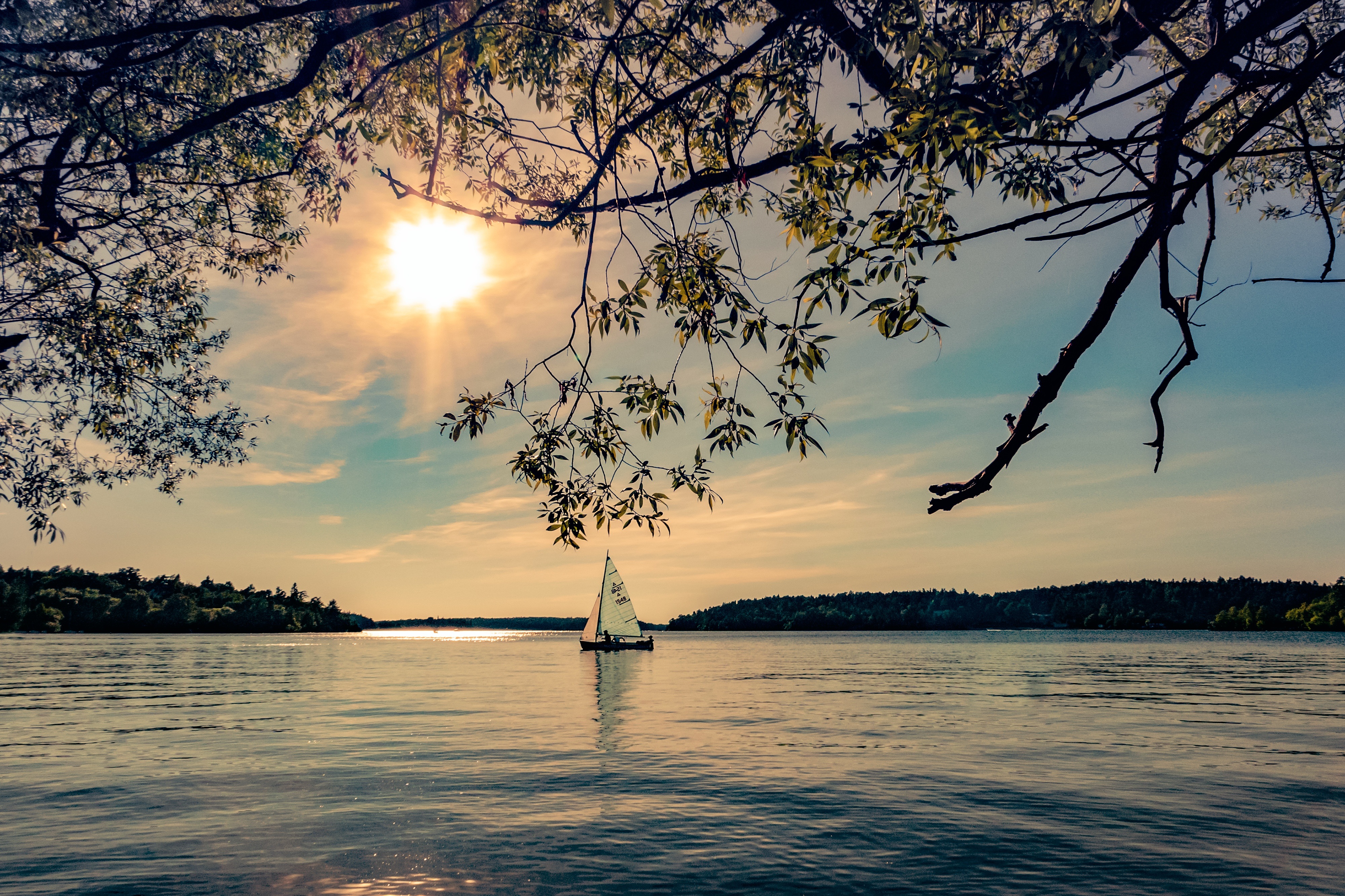 Free photo A lone sailboat on the lake on a sunny afternoon