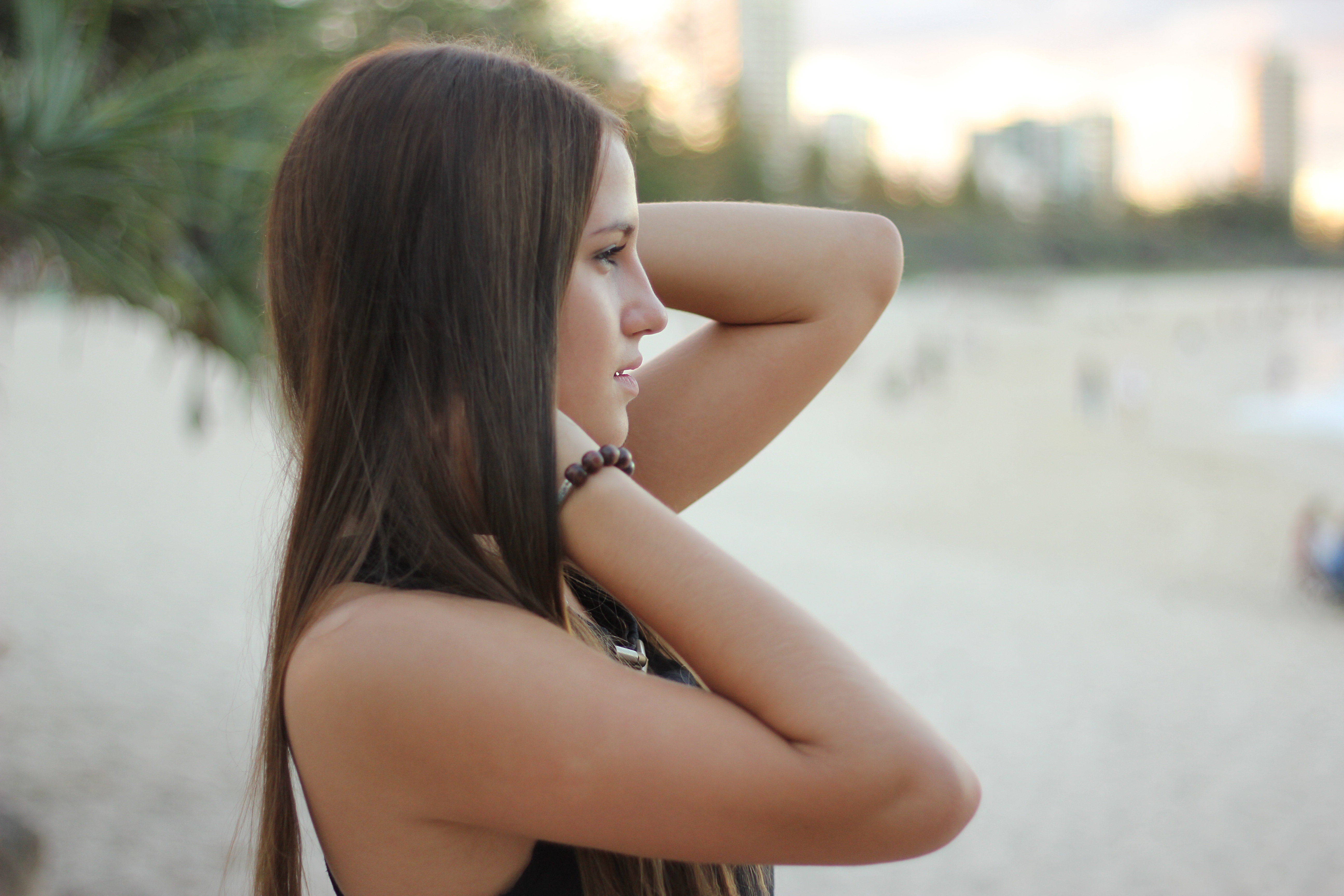 Free photo The dark-haired girl looks into the distance