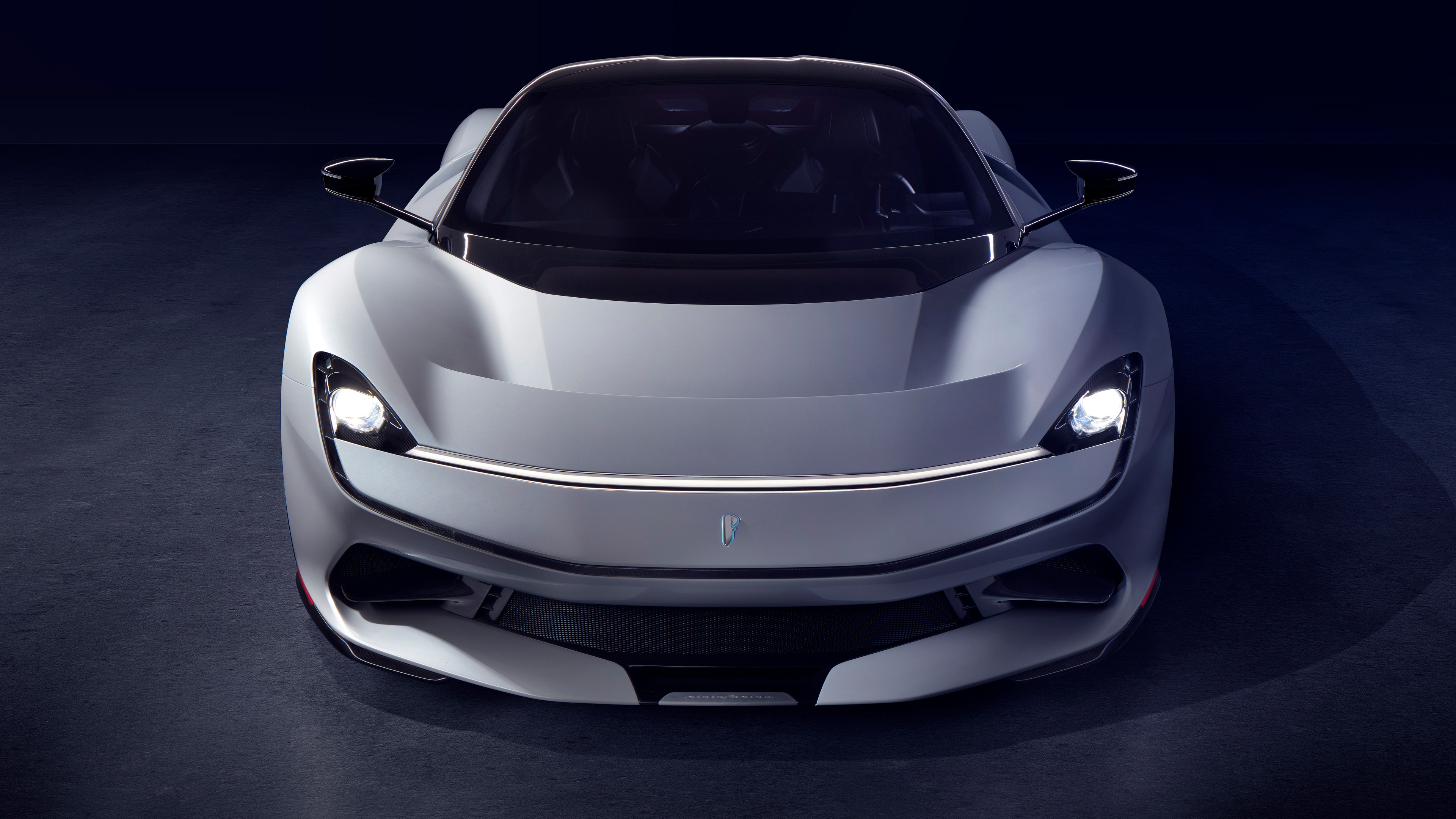 Бесплатное фото Белый Pininfarina Battista 2019 года на темном фоне