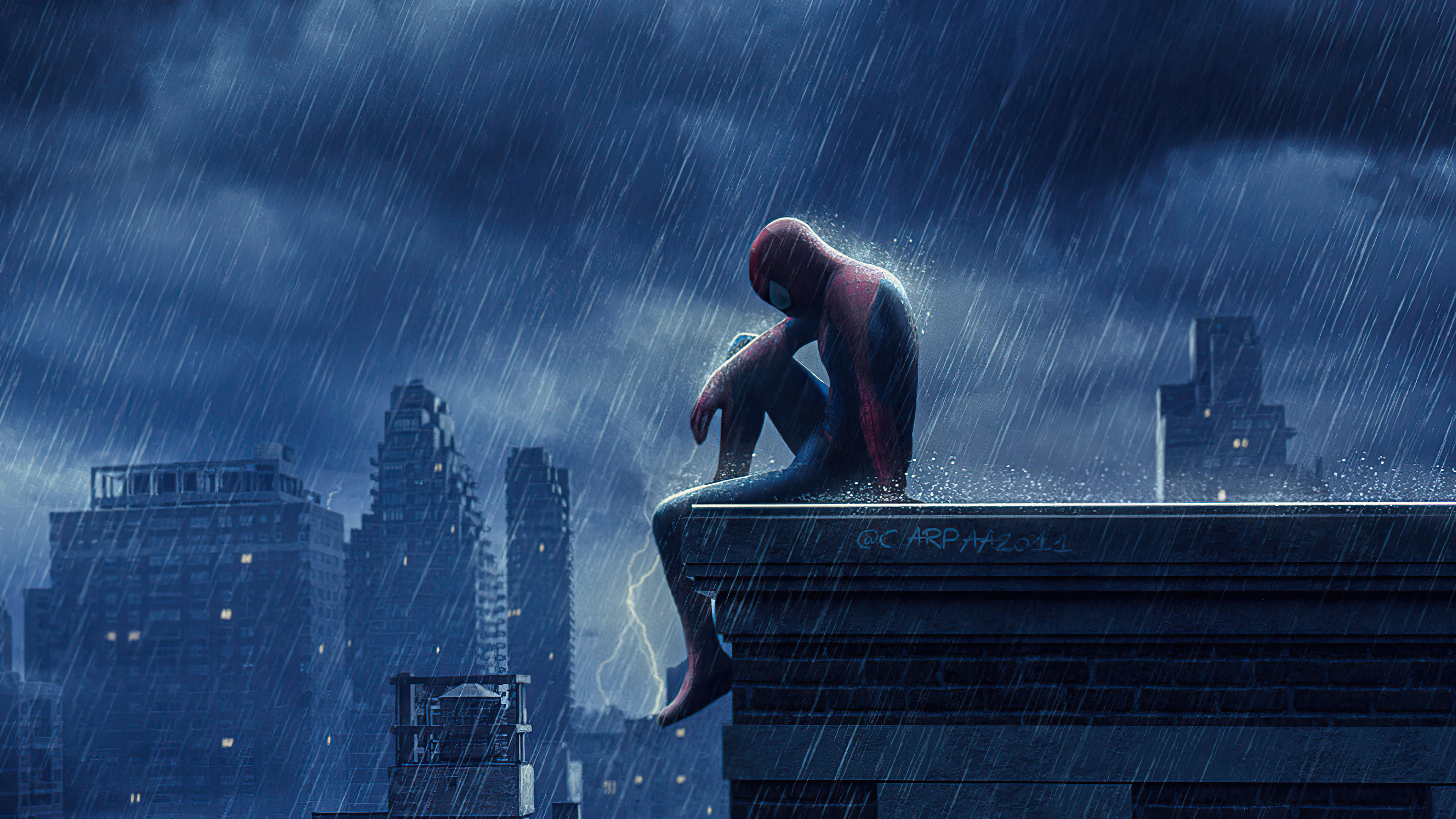 免费照片蜘蛛侠被一个女孩甩了，伤心地坐在屋顶上。