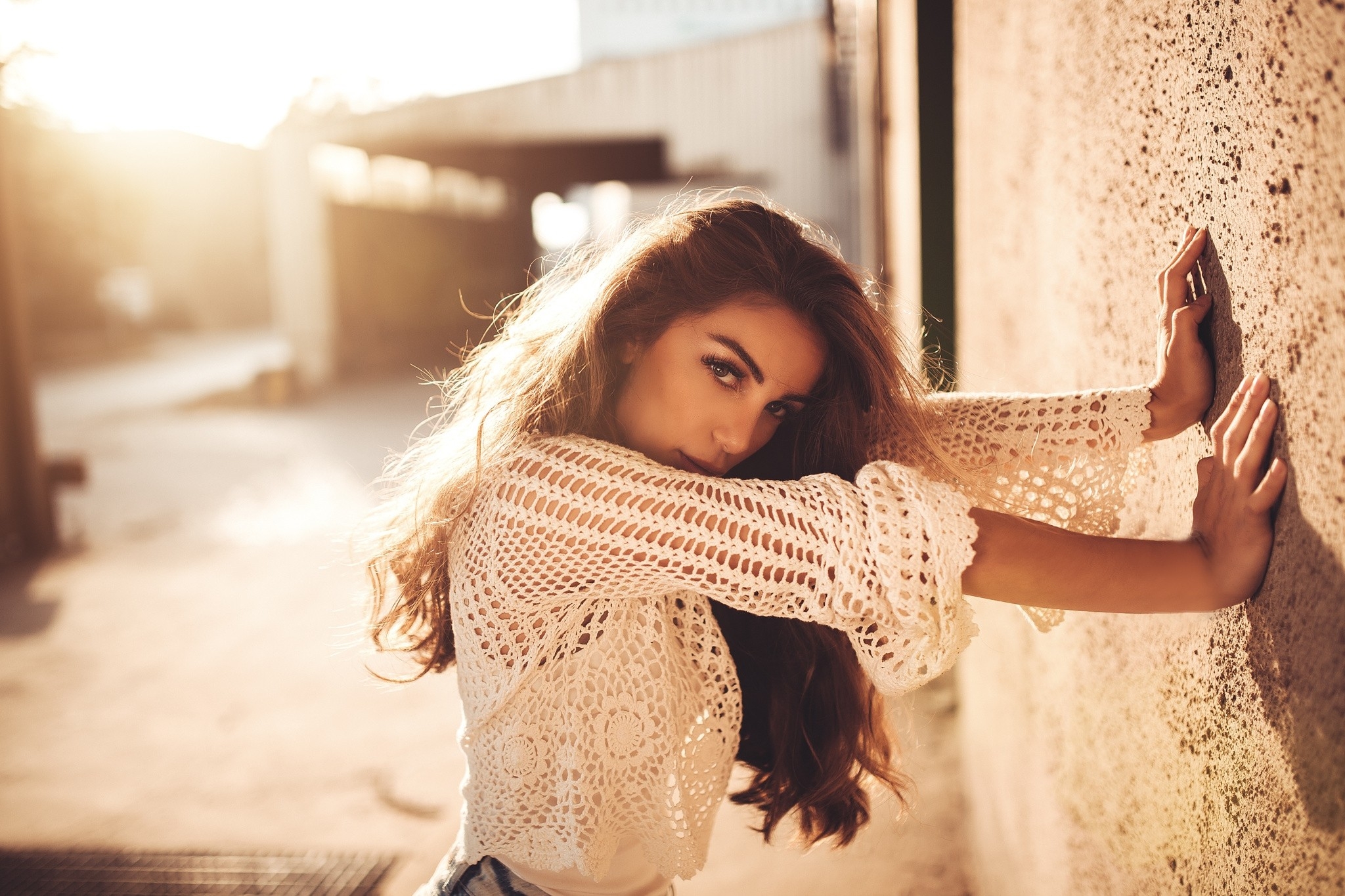 Free photo Dark-haired girl in sunny weather