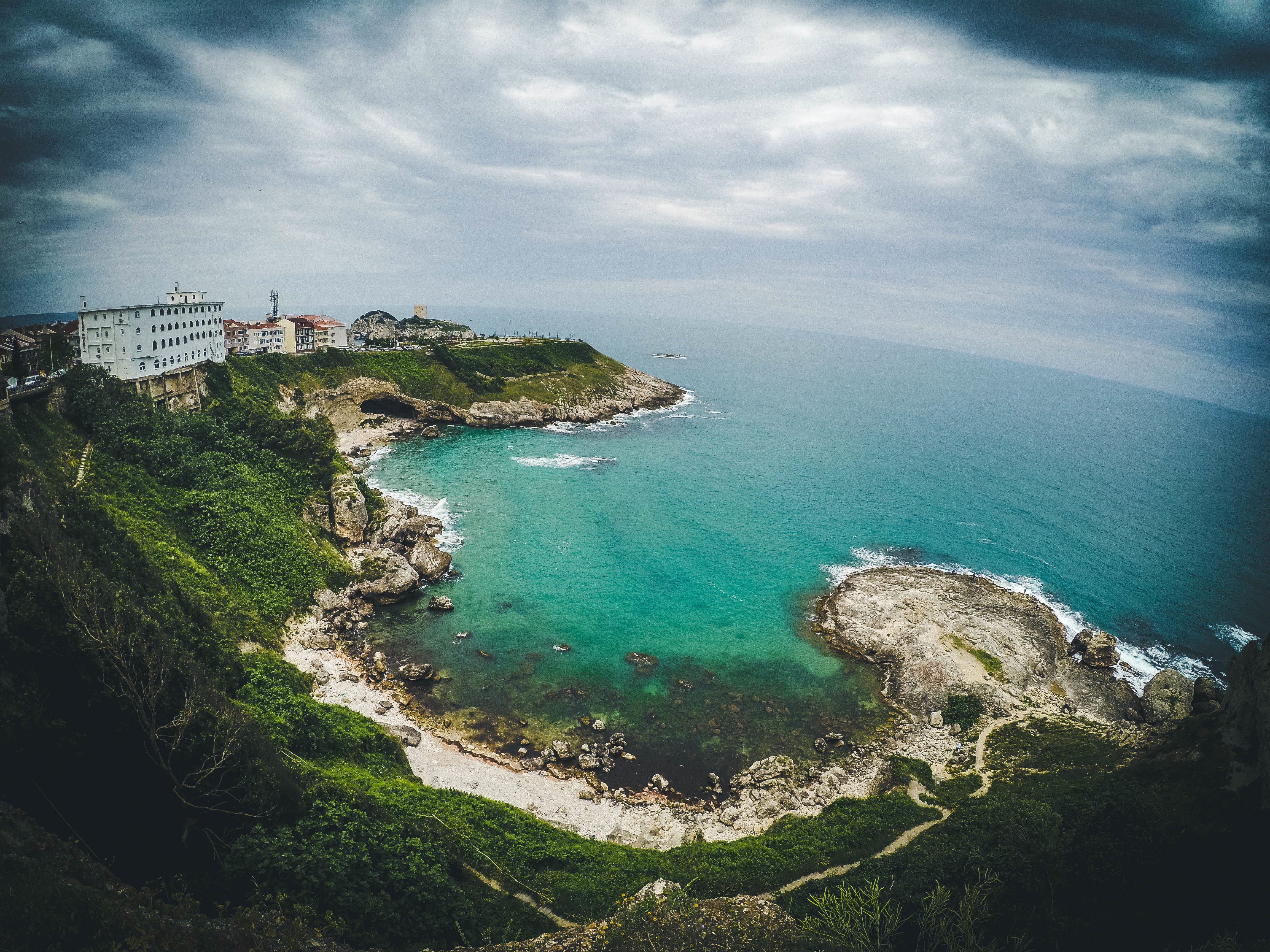 Free photo View of the wild seashore from the mountain