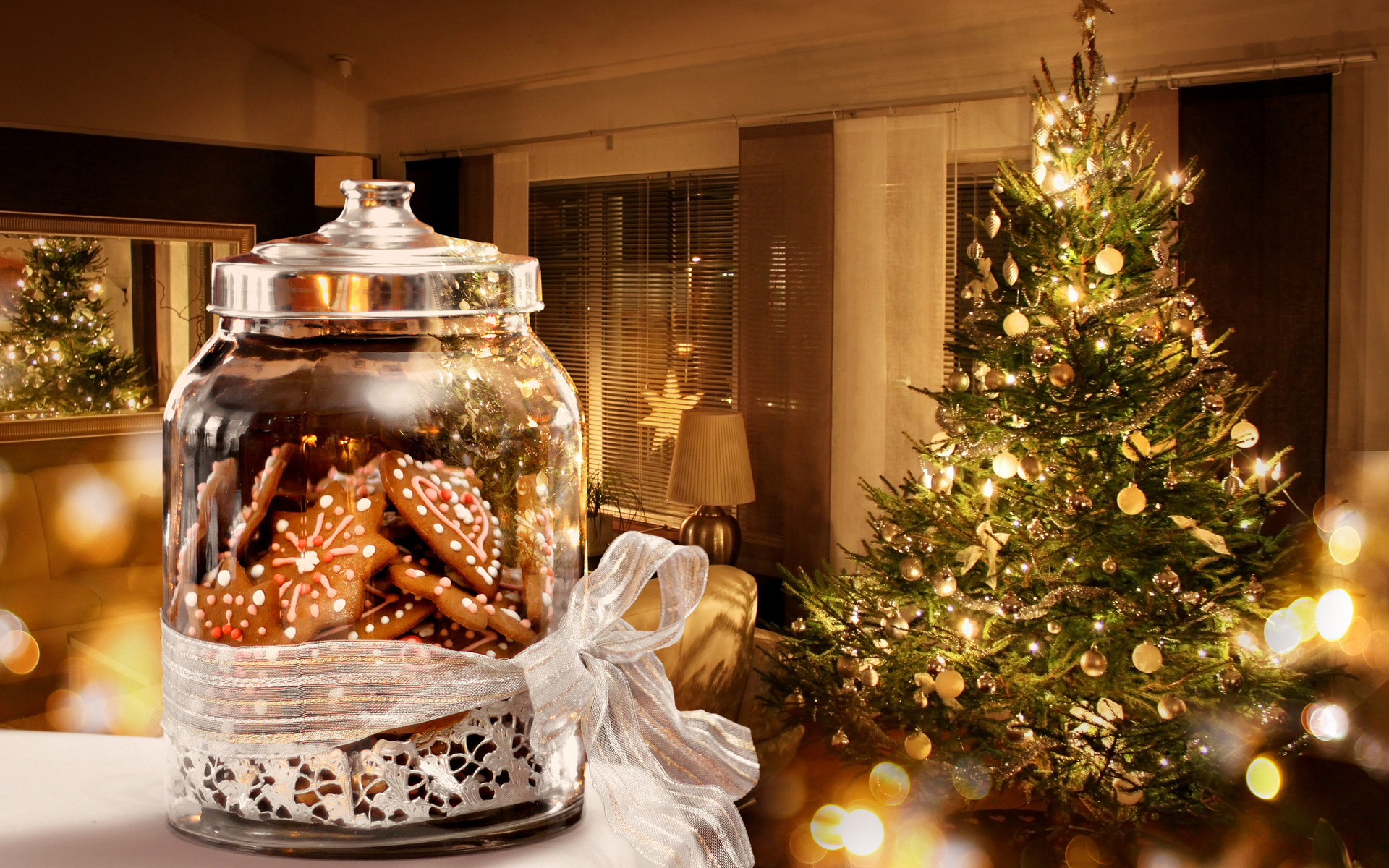 Free photo A big jar of Christmas cookies