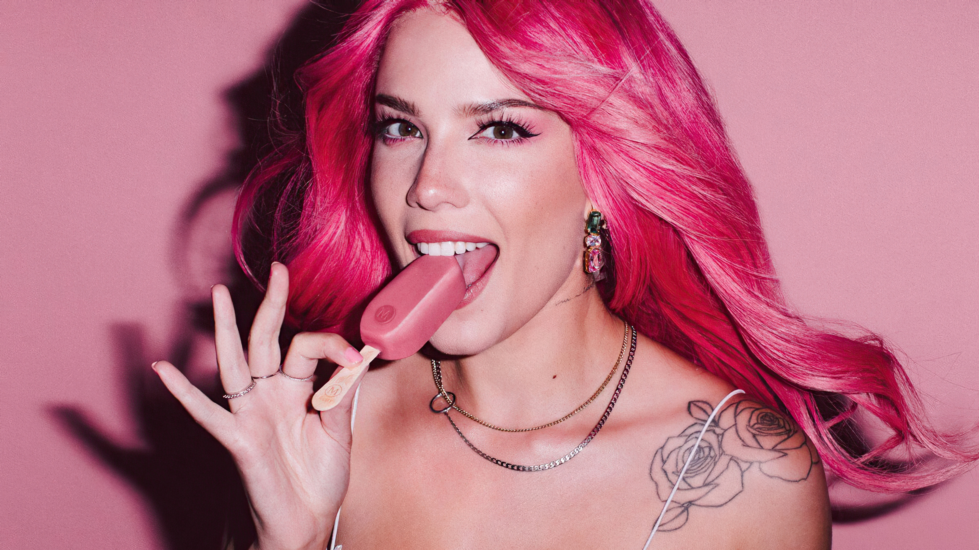Wallpapers celebrities girls singer on the desktop