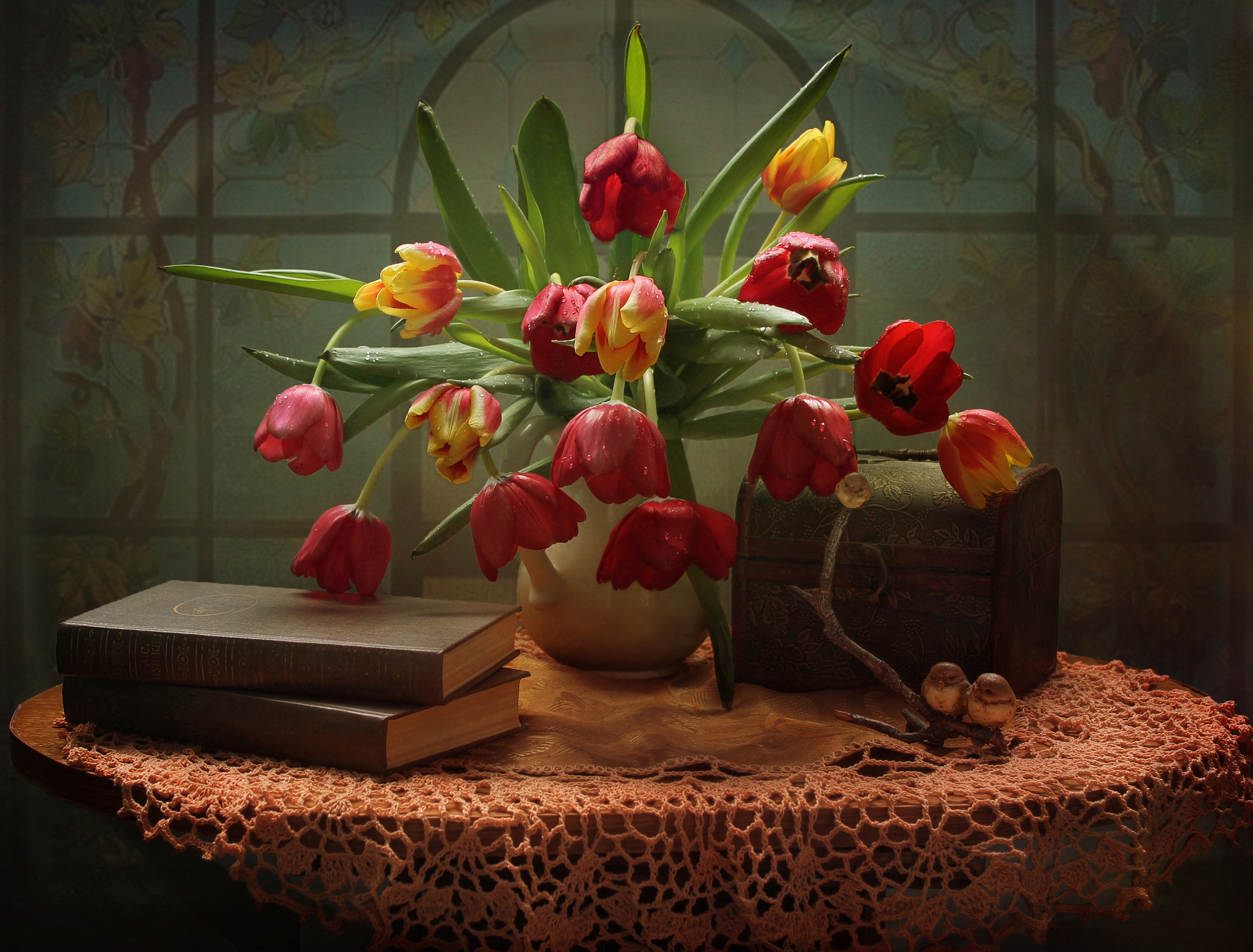 Free photo Bouquet of red tulips in a vase