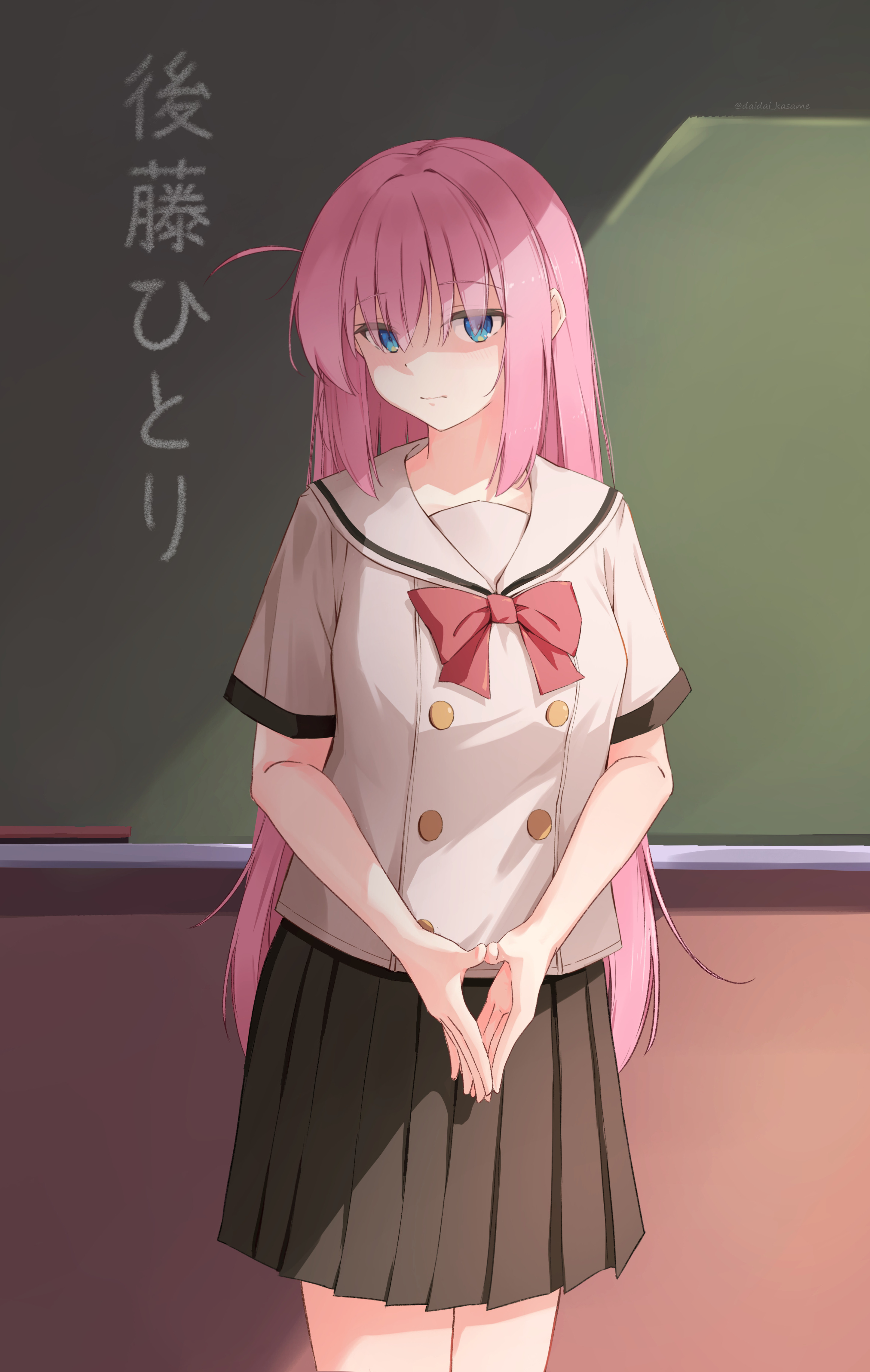 站在黑板前的粉色头发动漫女学生