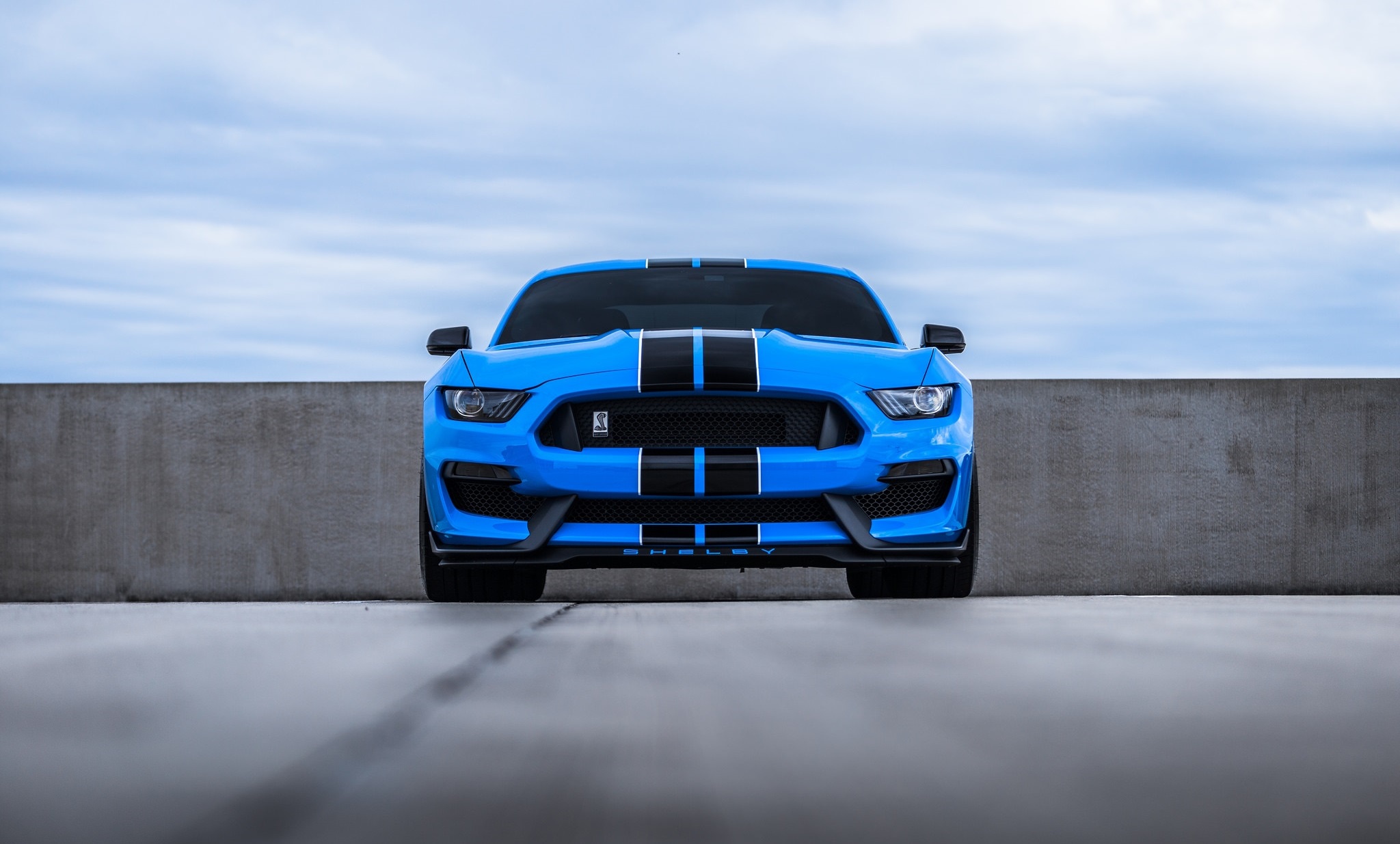 Бесплатное фото Синий Ford Mustang с черными полосами